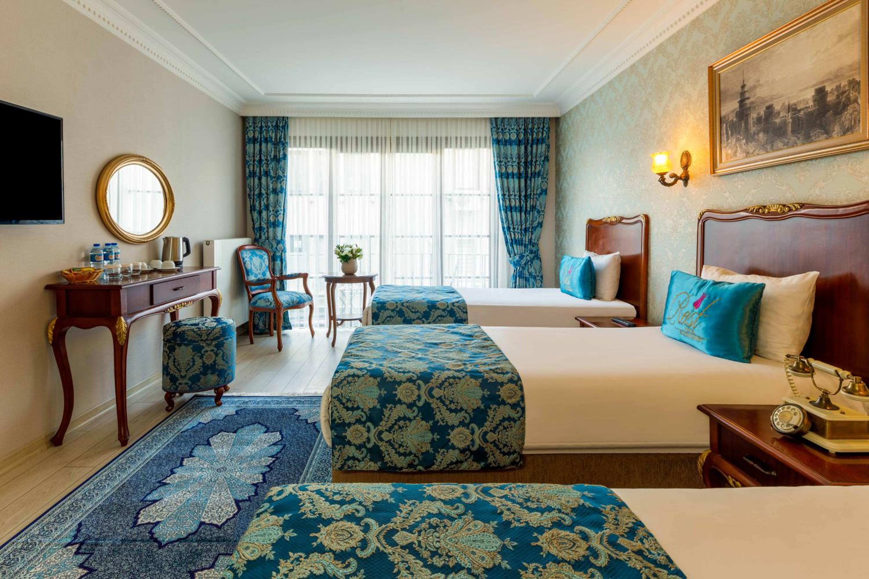 Deluxe Triple Room with Balcony photo 3