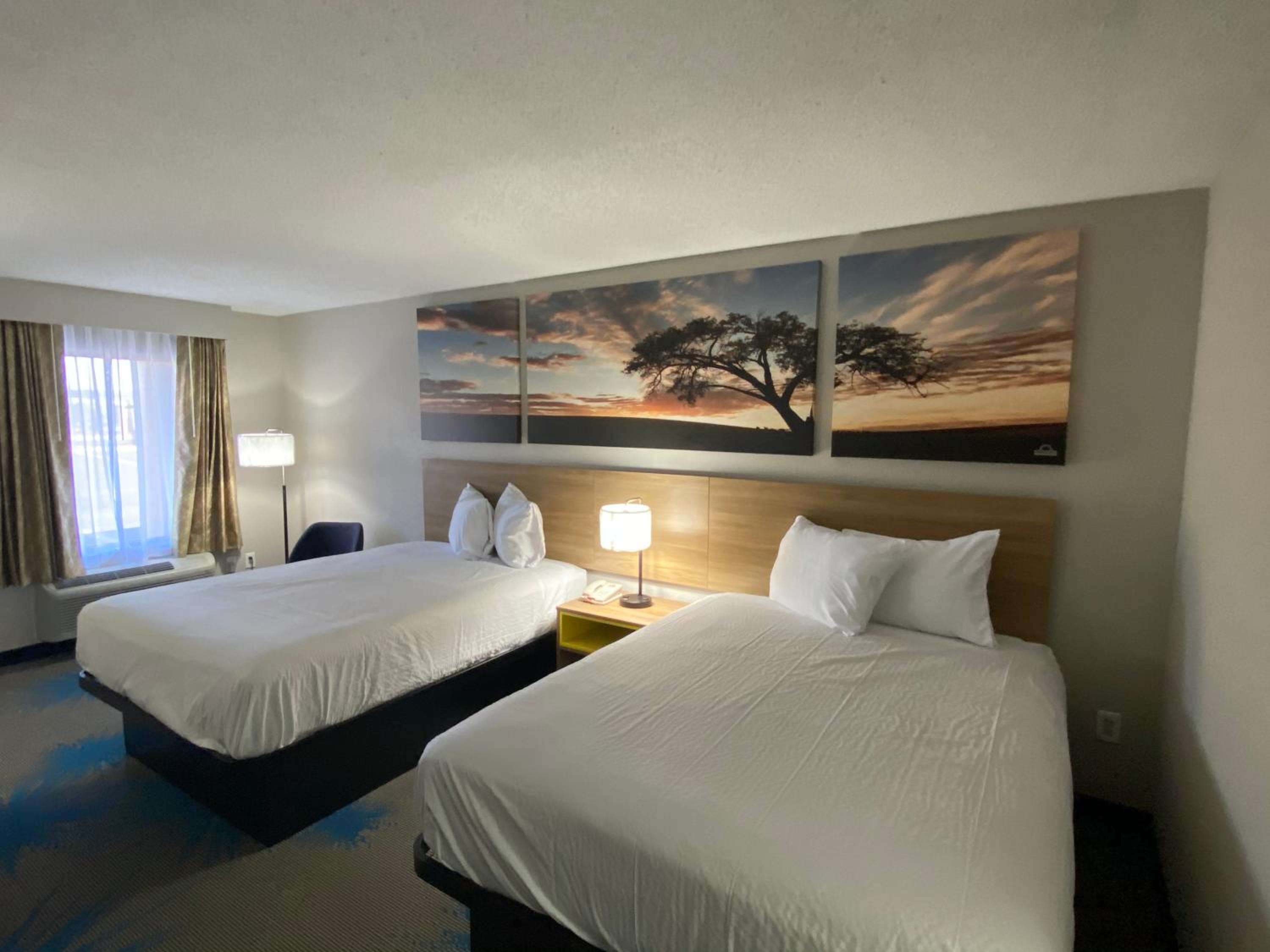 Queen Room with Two Queen Beds - Non-Smoking - Photo 1