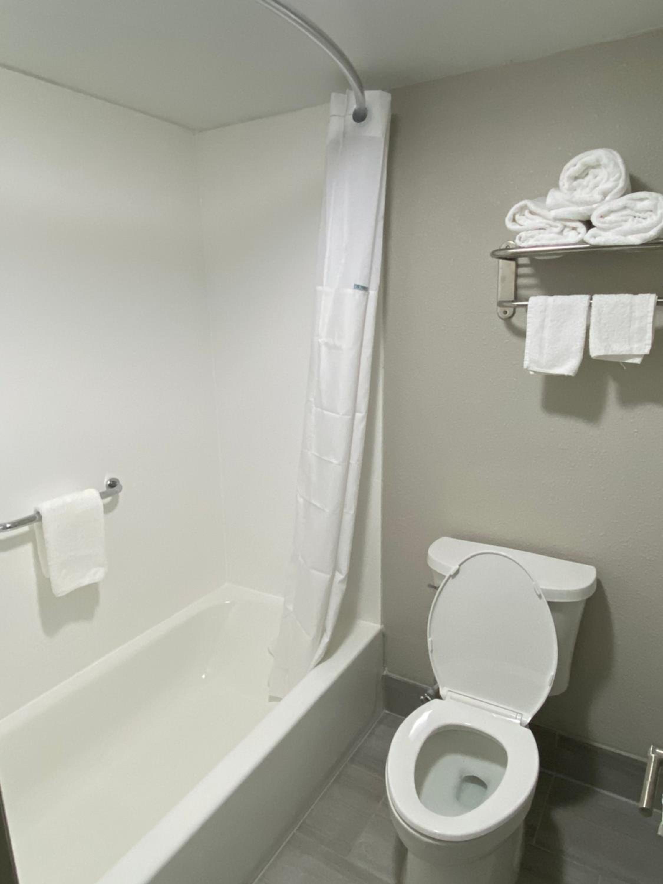 King Room - Non-Smoking - Photo 4