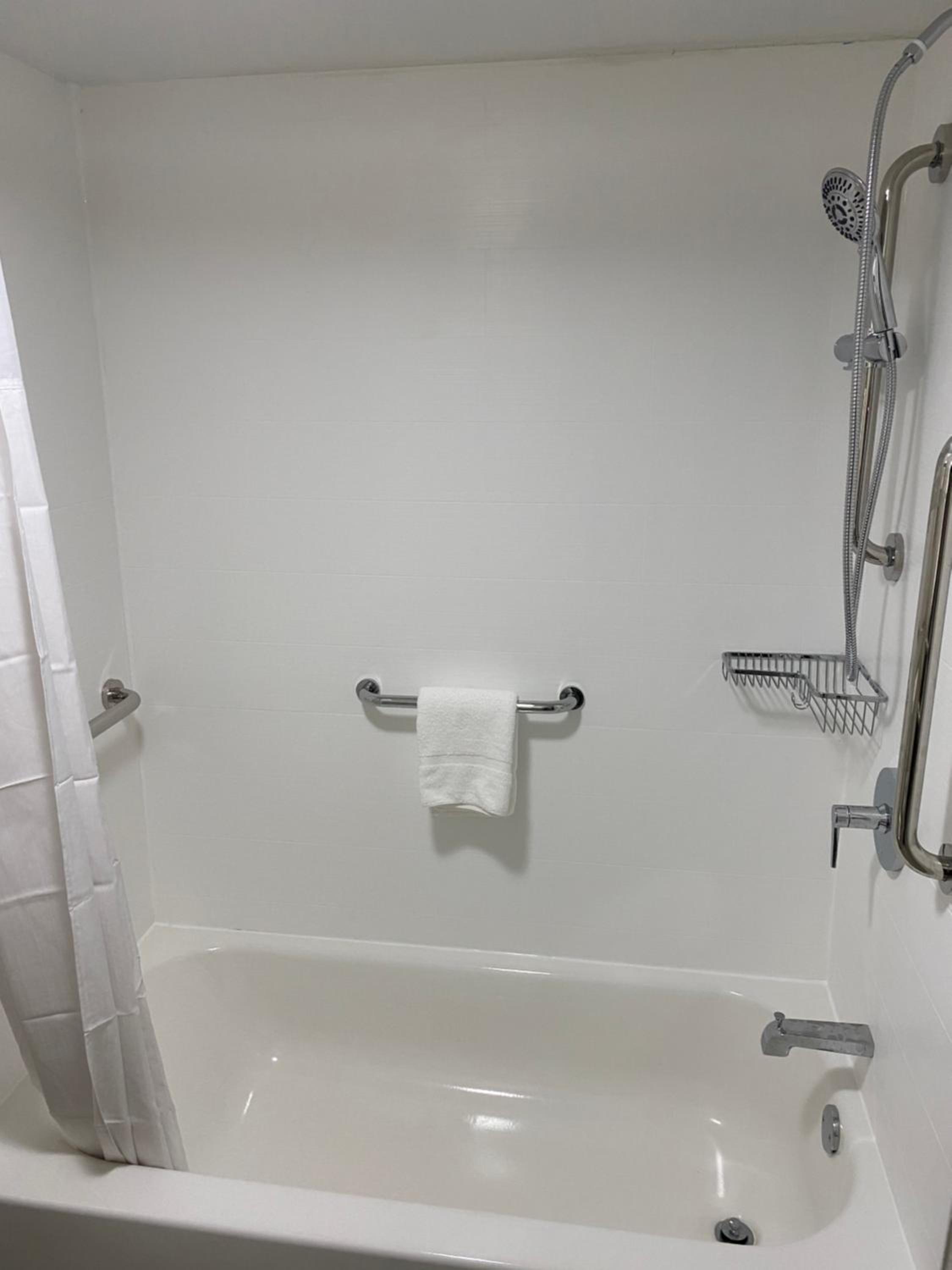 Queen Room with Two Queen Beds and Bath Tub - Mobility Accessible/Non-Smoking photo 2