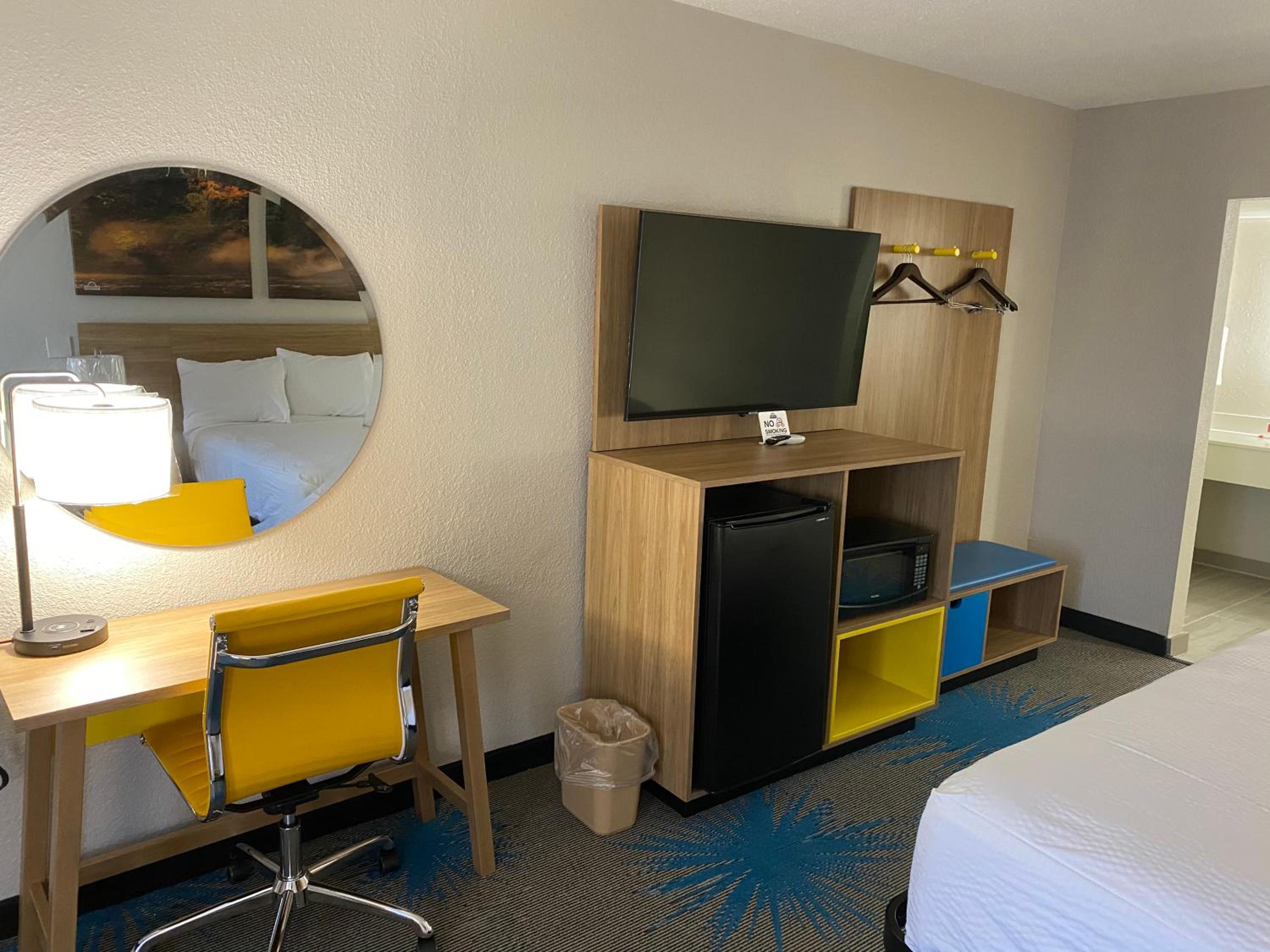 King Room - Non-Smoking - Photo 1