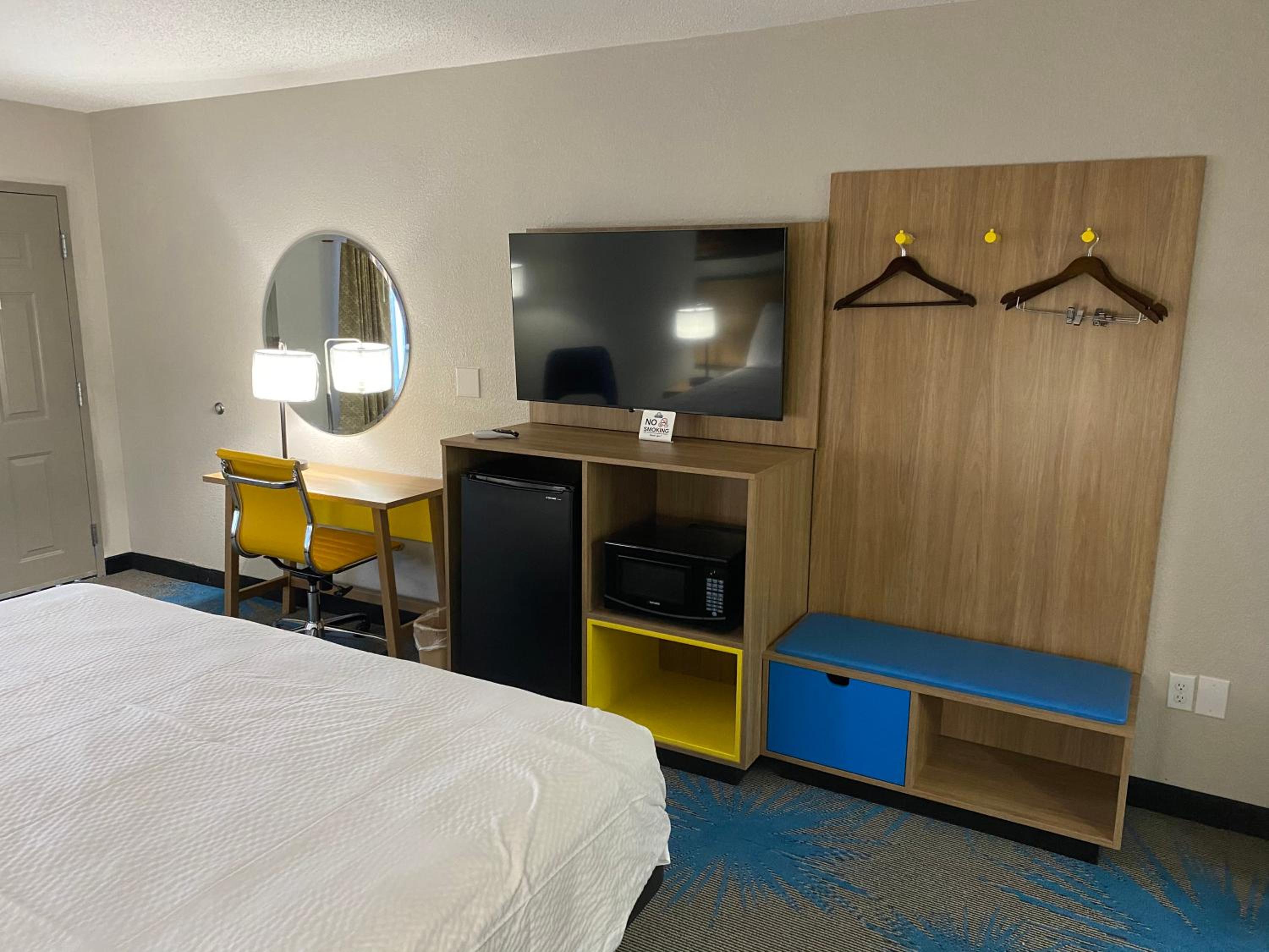 King Room with Roll-in Shower - Mobility Accessible/Non-Smoking photo 3