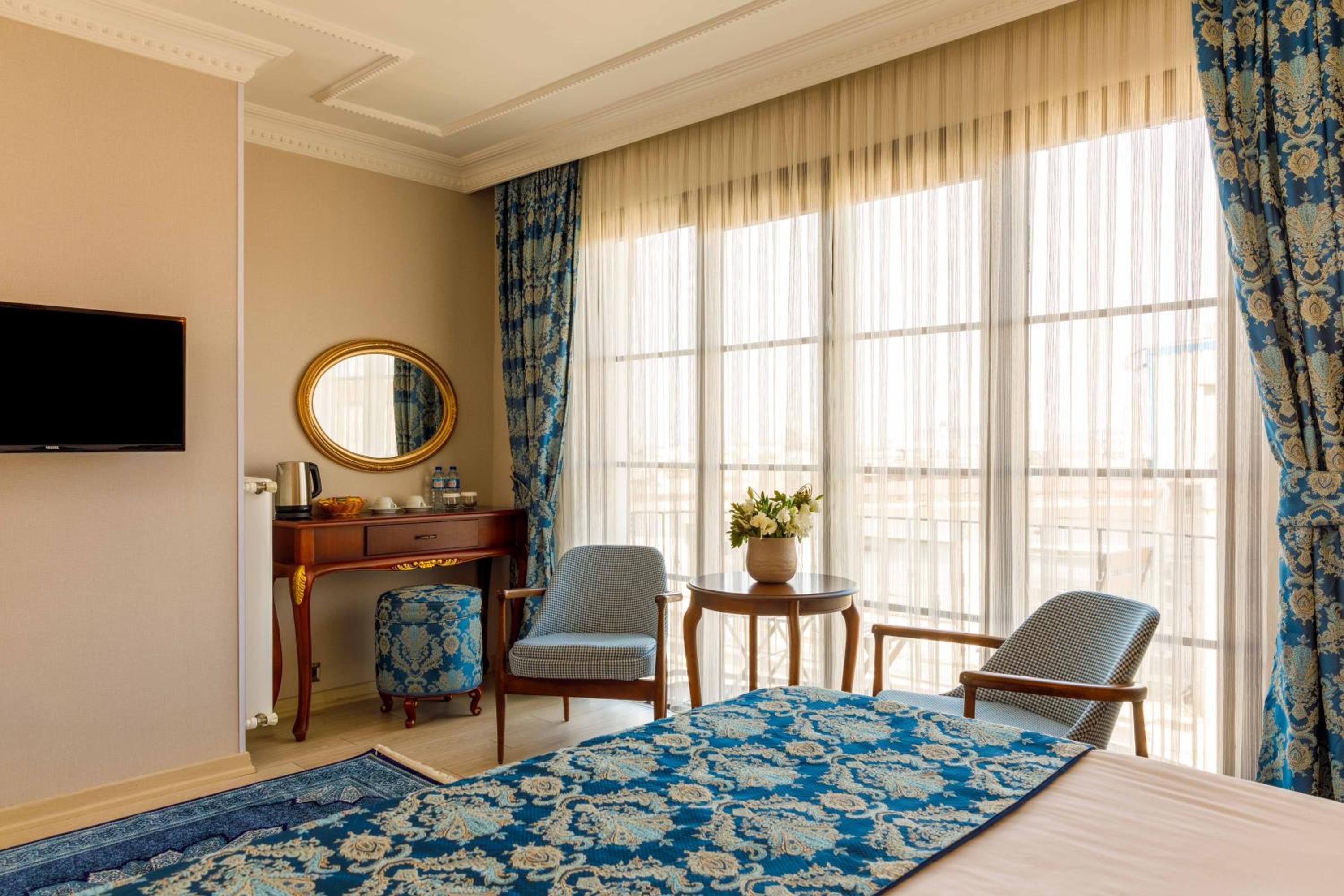 Deluxe Double Room with Balcony photo 3