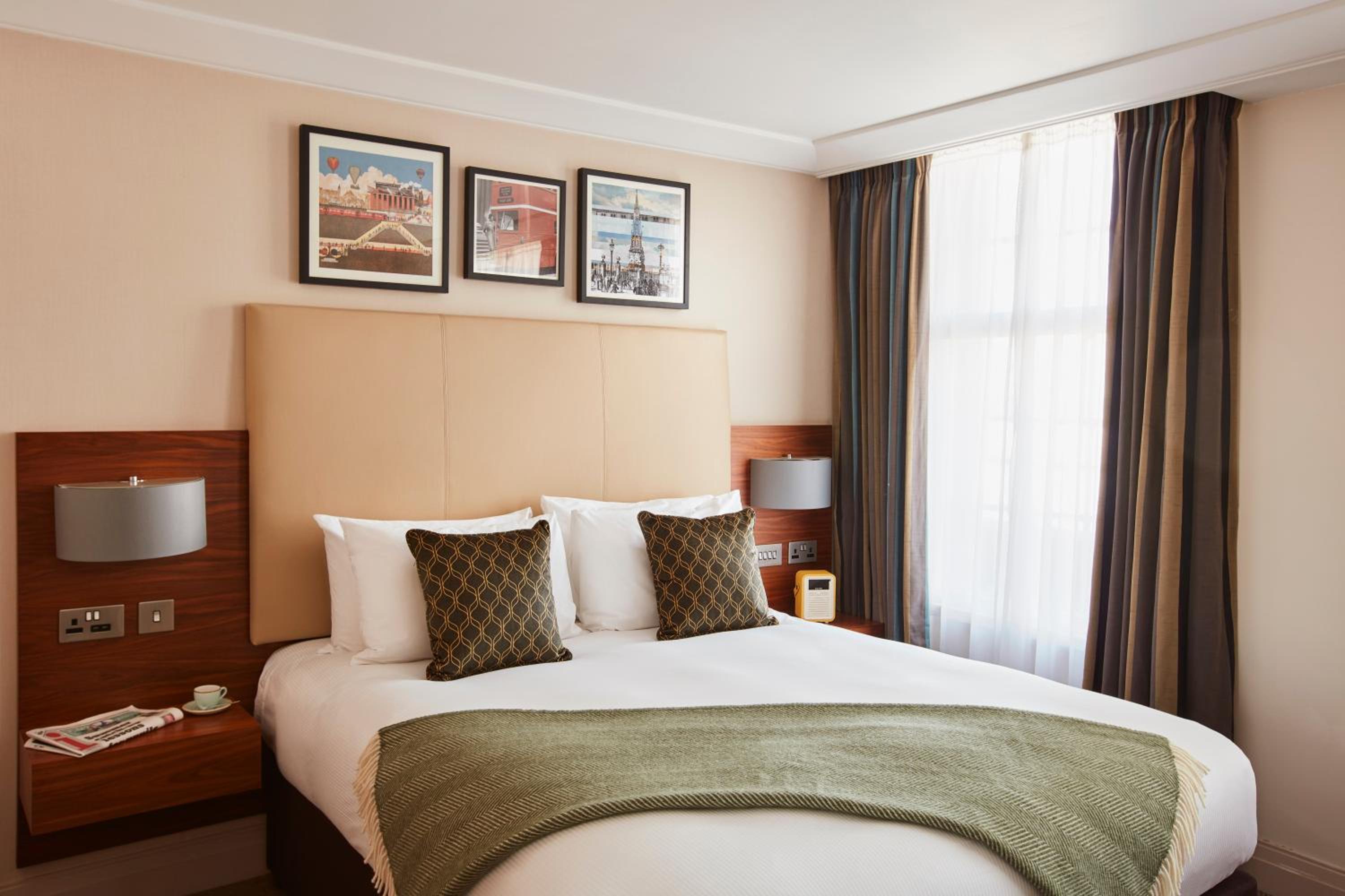 Deluxe Double Room thumbnail 6
