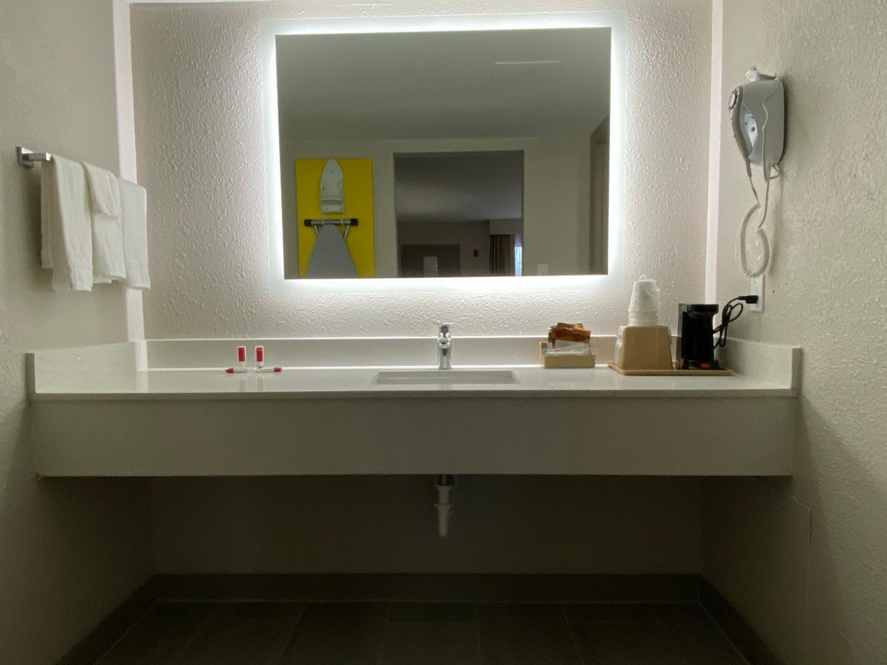 King Room - Non-Smoking - Photo 3
