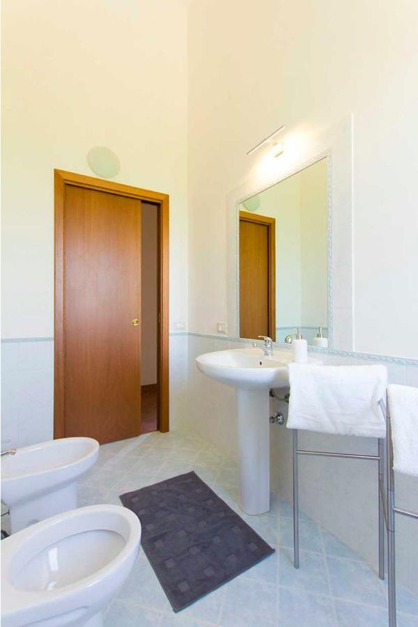 Family Room with Shared Bathroom photo 3