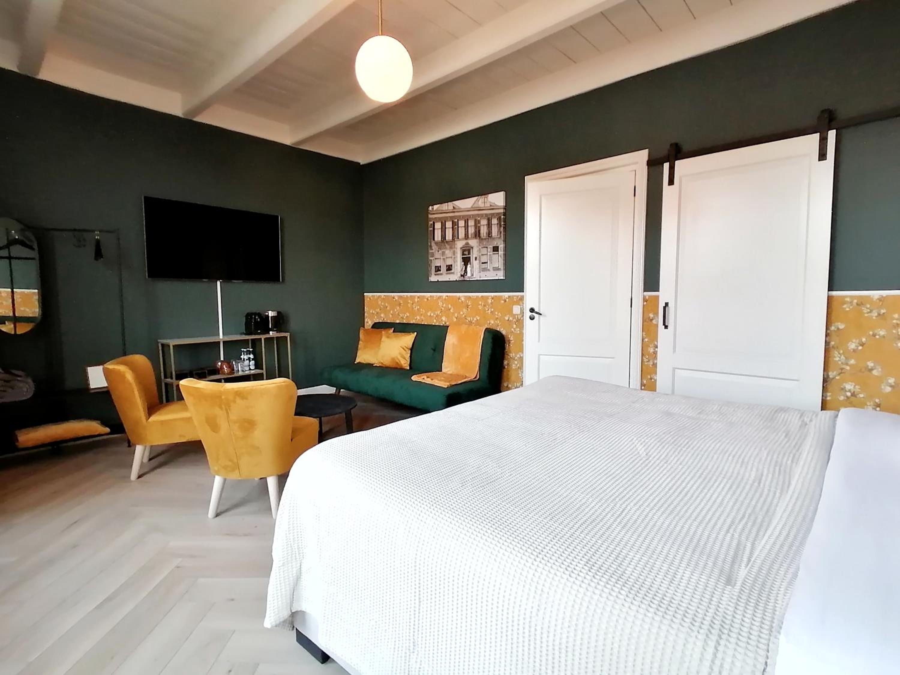 Deluxe Double Room with Extra Bed - Photo 8