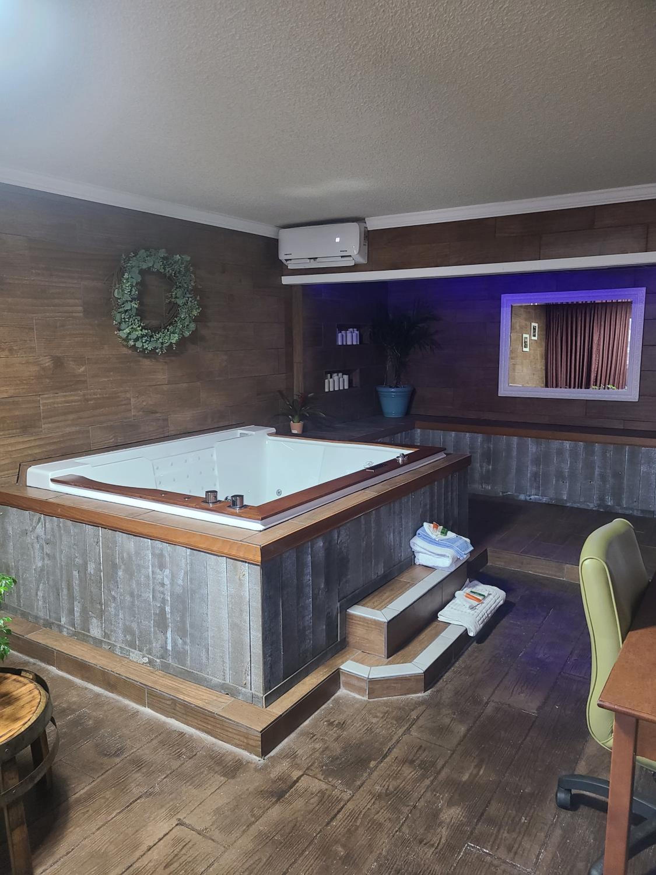 One-Bedroom King Suite with Spa Bath - Photo 5