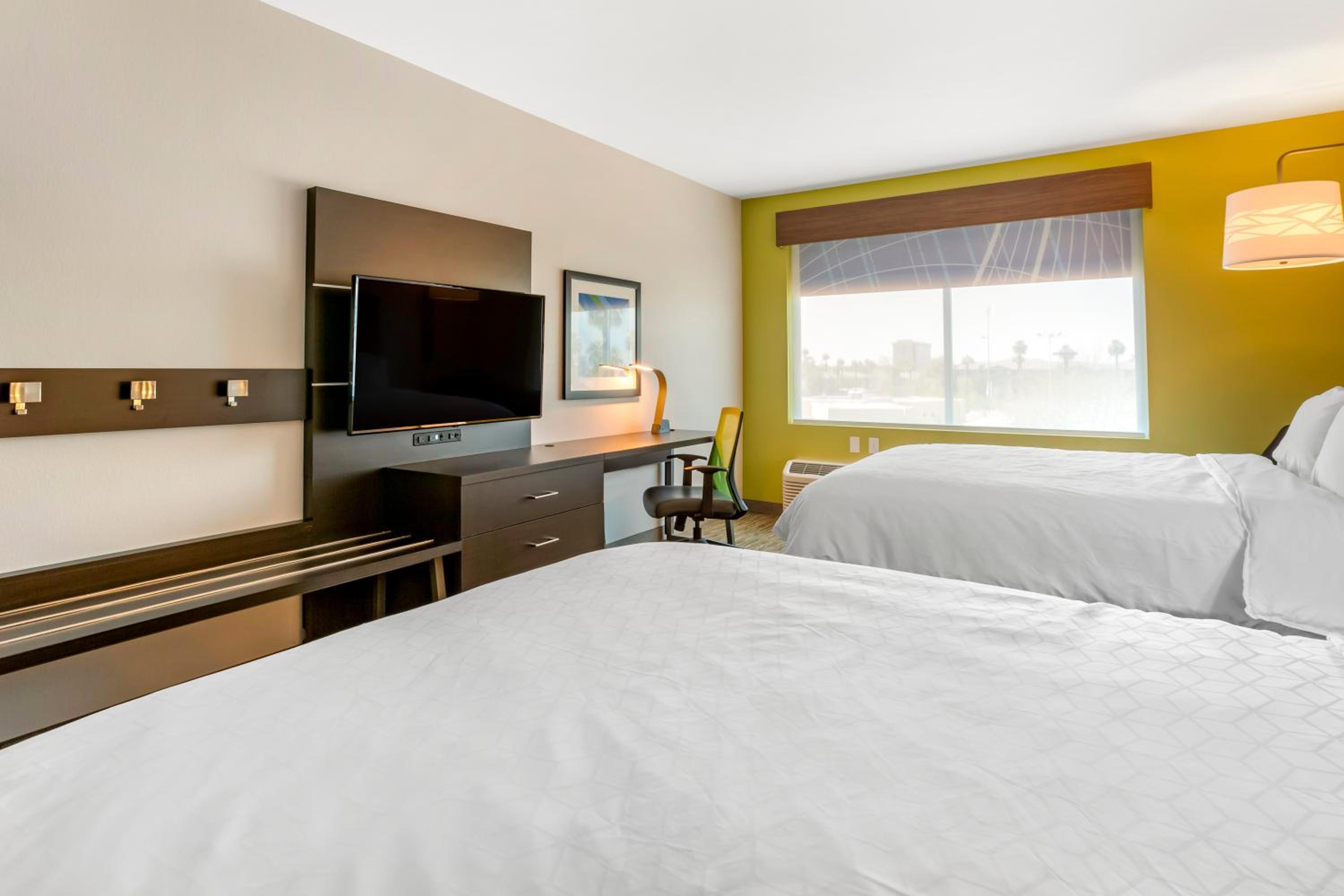 Standard Queen Room with Two Queen Beds - Photo 4