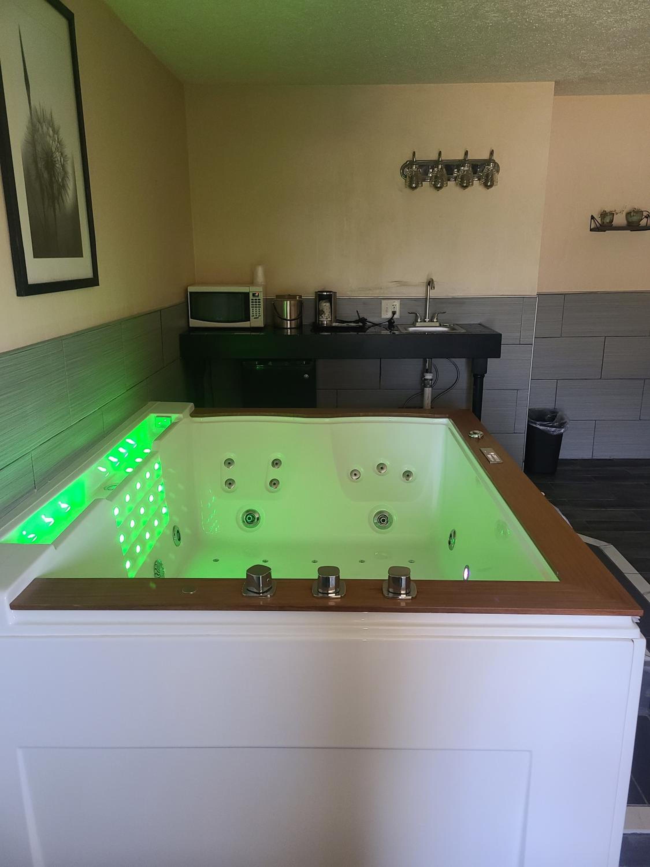 One-Bedroom King Suite with Spa Bath - Photo 7