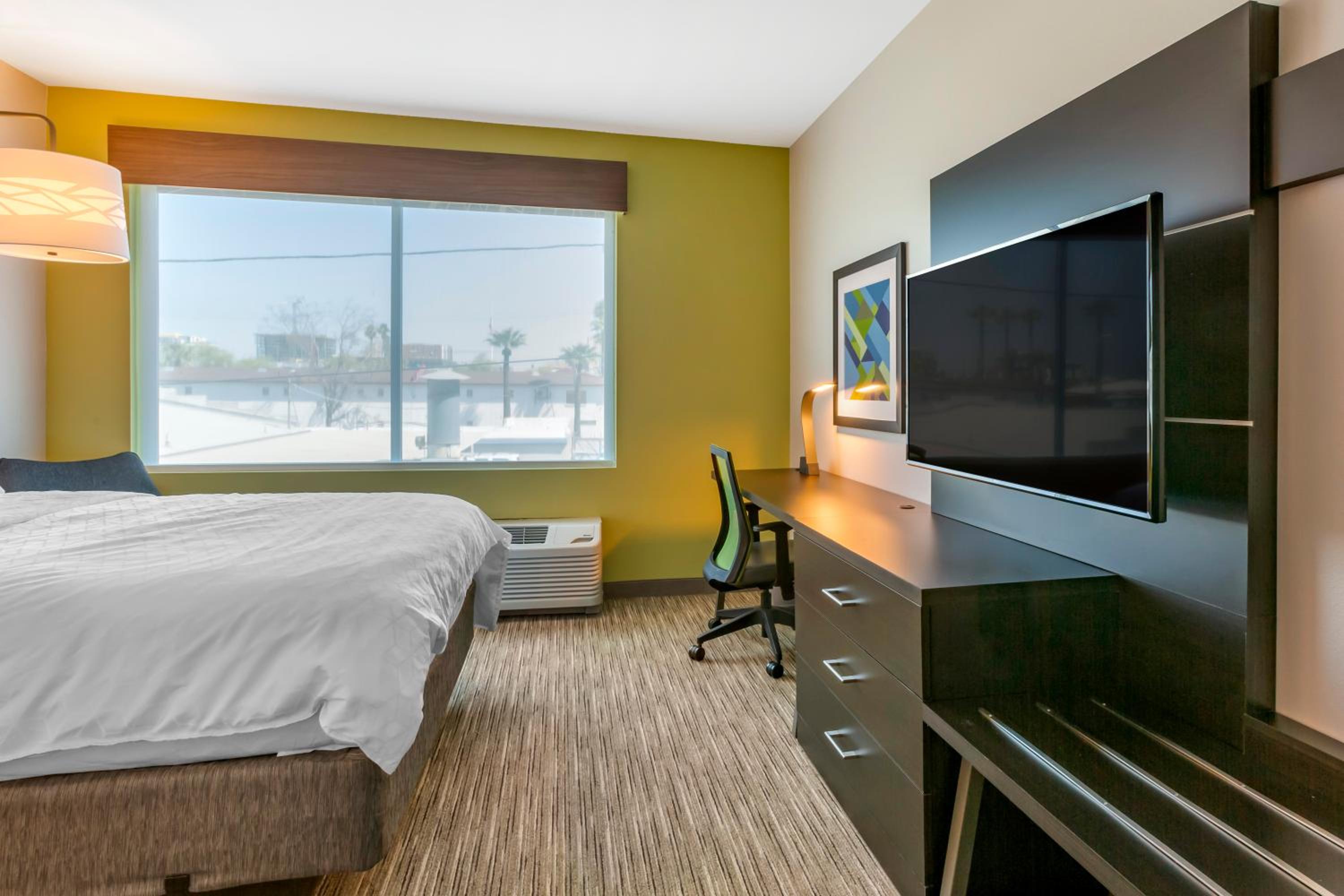 Standard Queen Room with Two Queen Beds - Photo 6