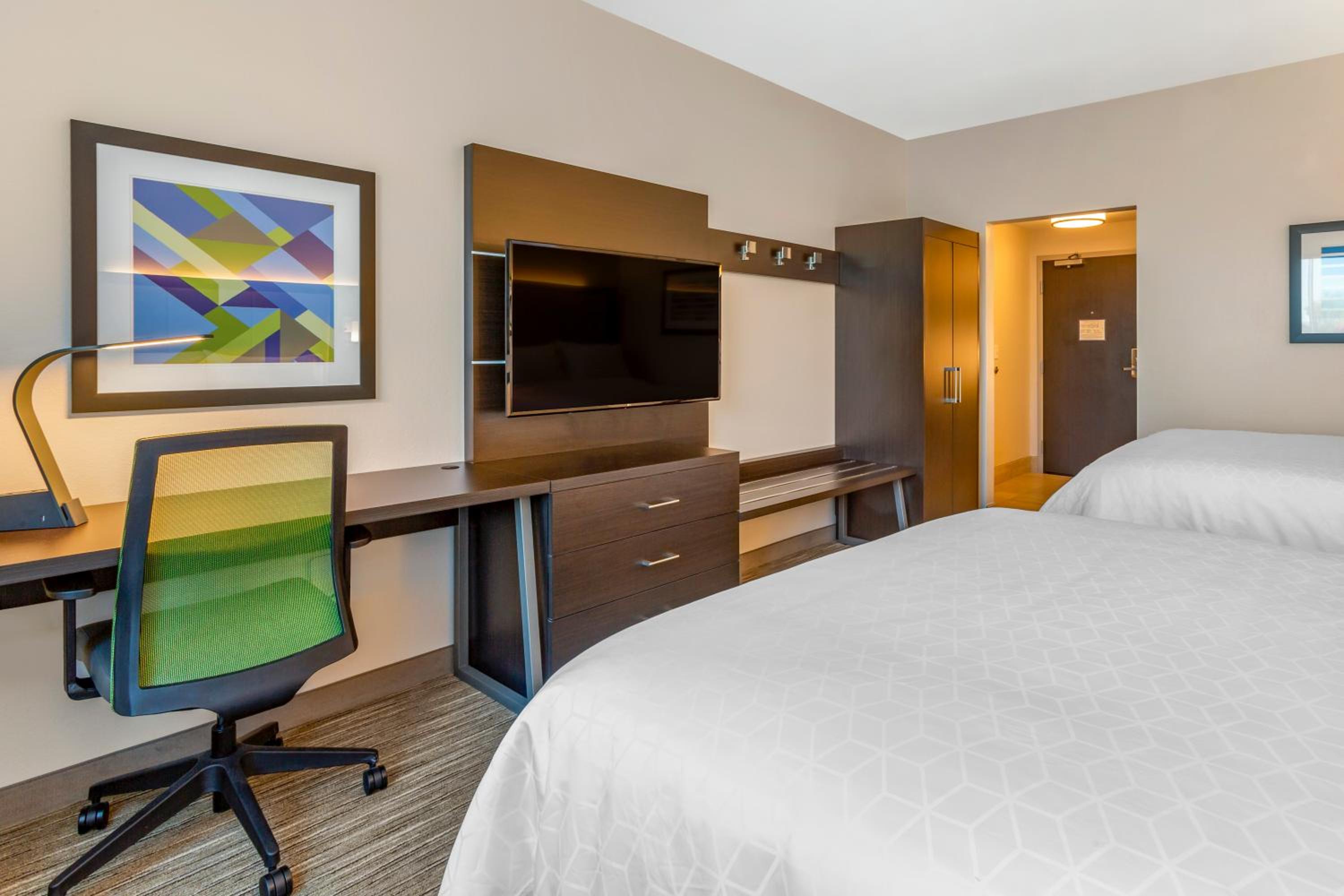 Standard Queen Room with Two Queen Beds - Photo 8