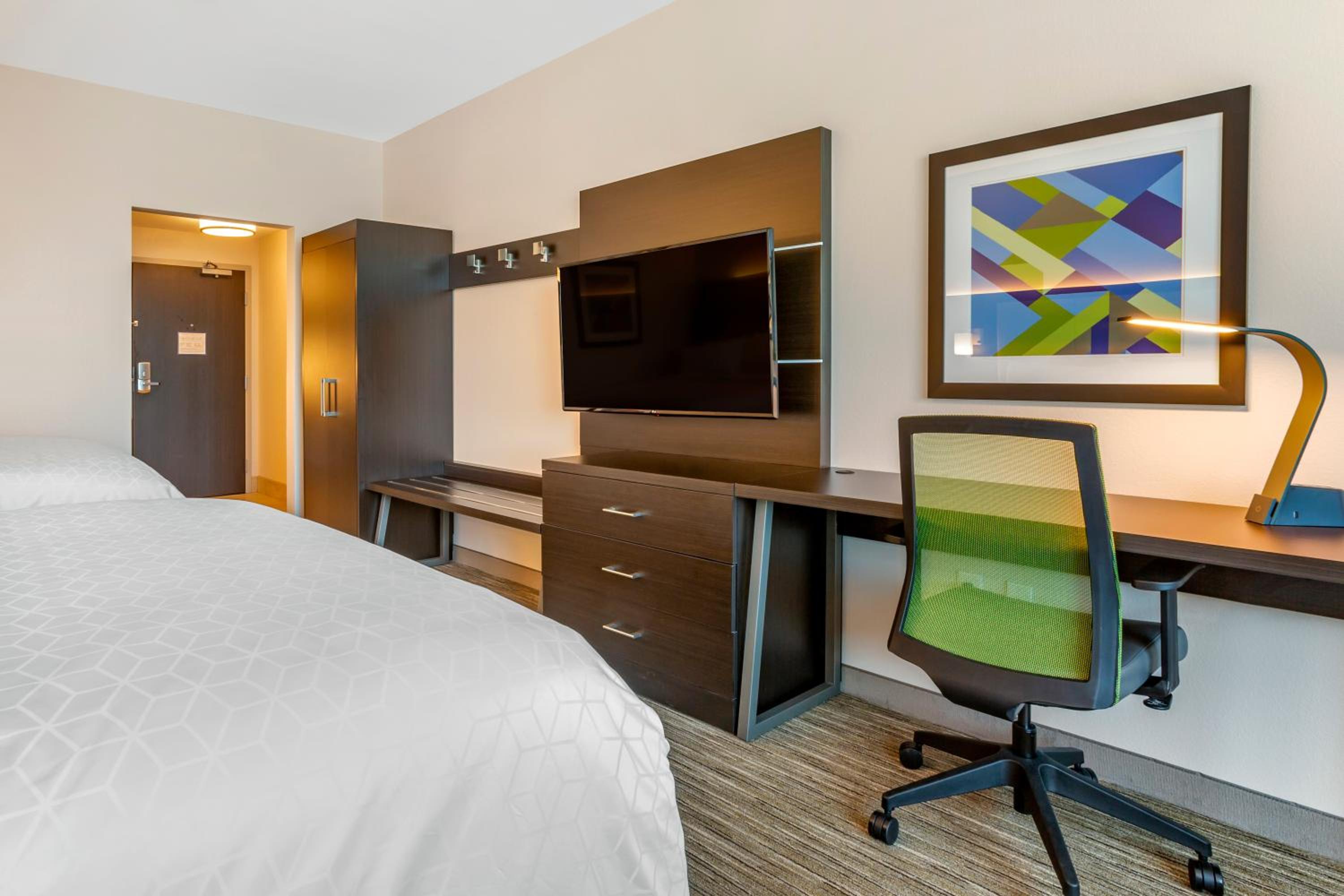 Standard Queen Room with Two Queen Beds - Photo 9