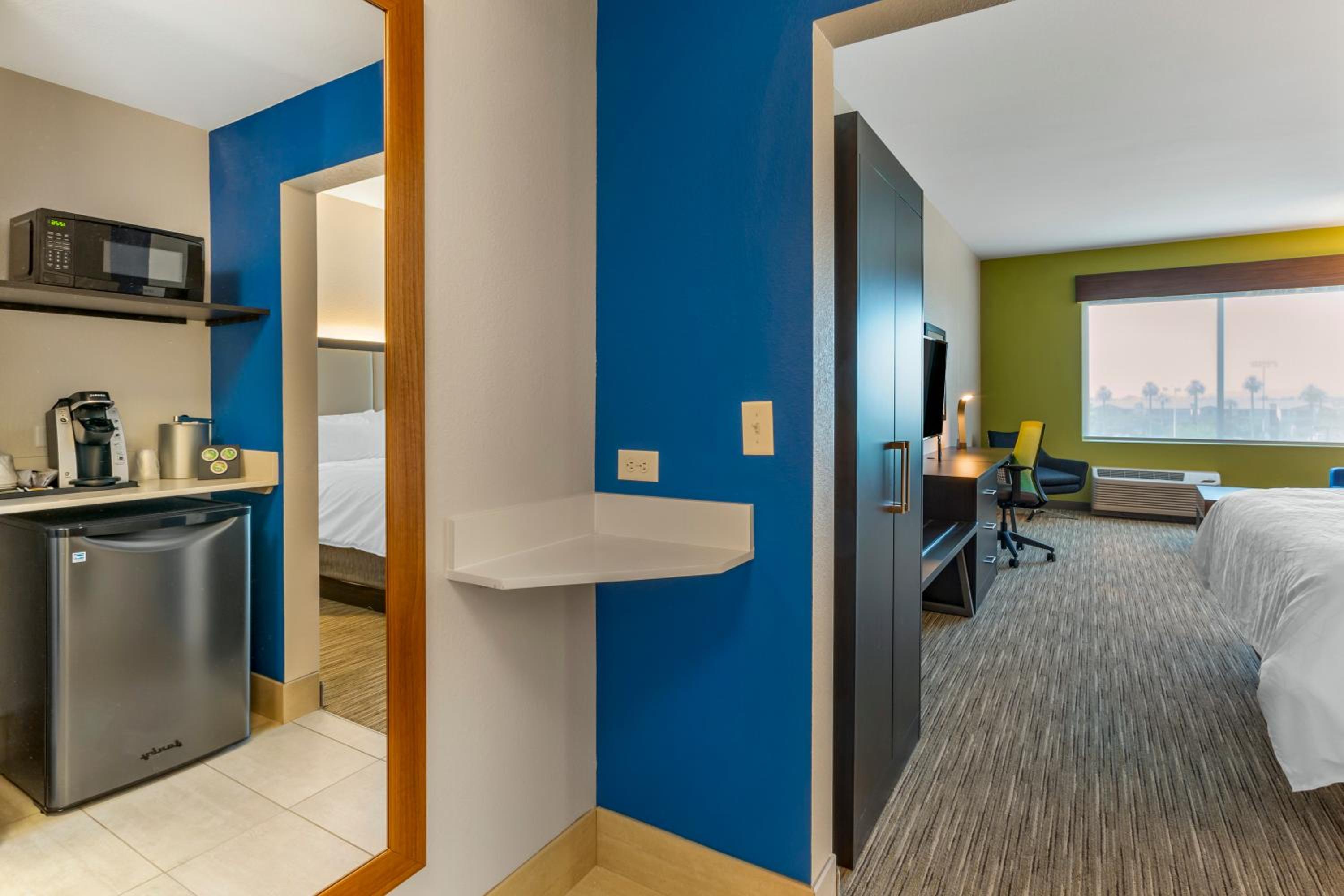 King Suite with Sofa Bed - Non-Smoking - Photo 6