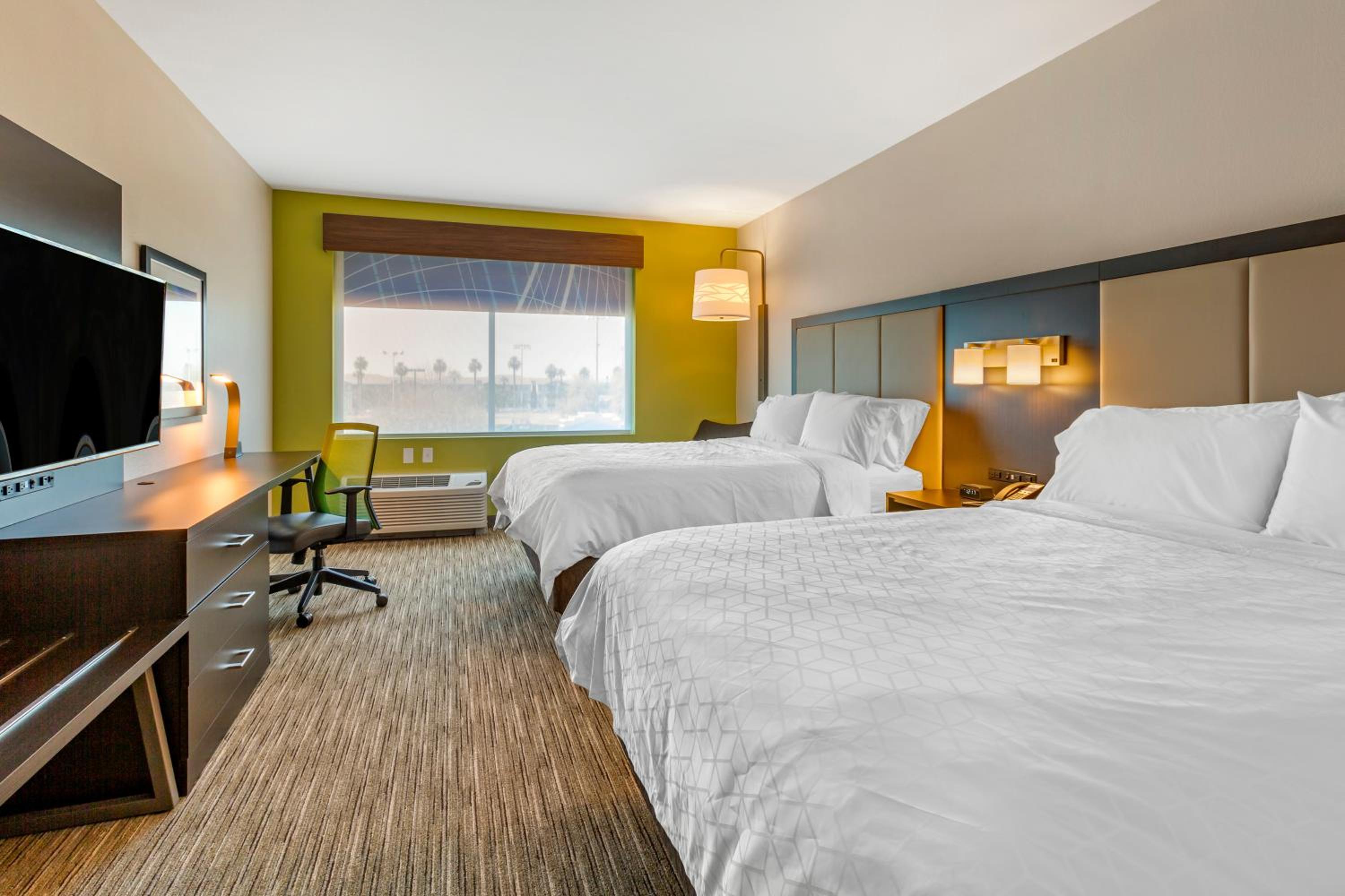 Standard Queen Room with Two Queen Beds - Photo 2