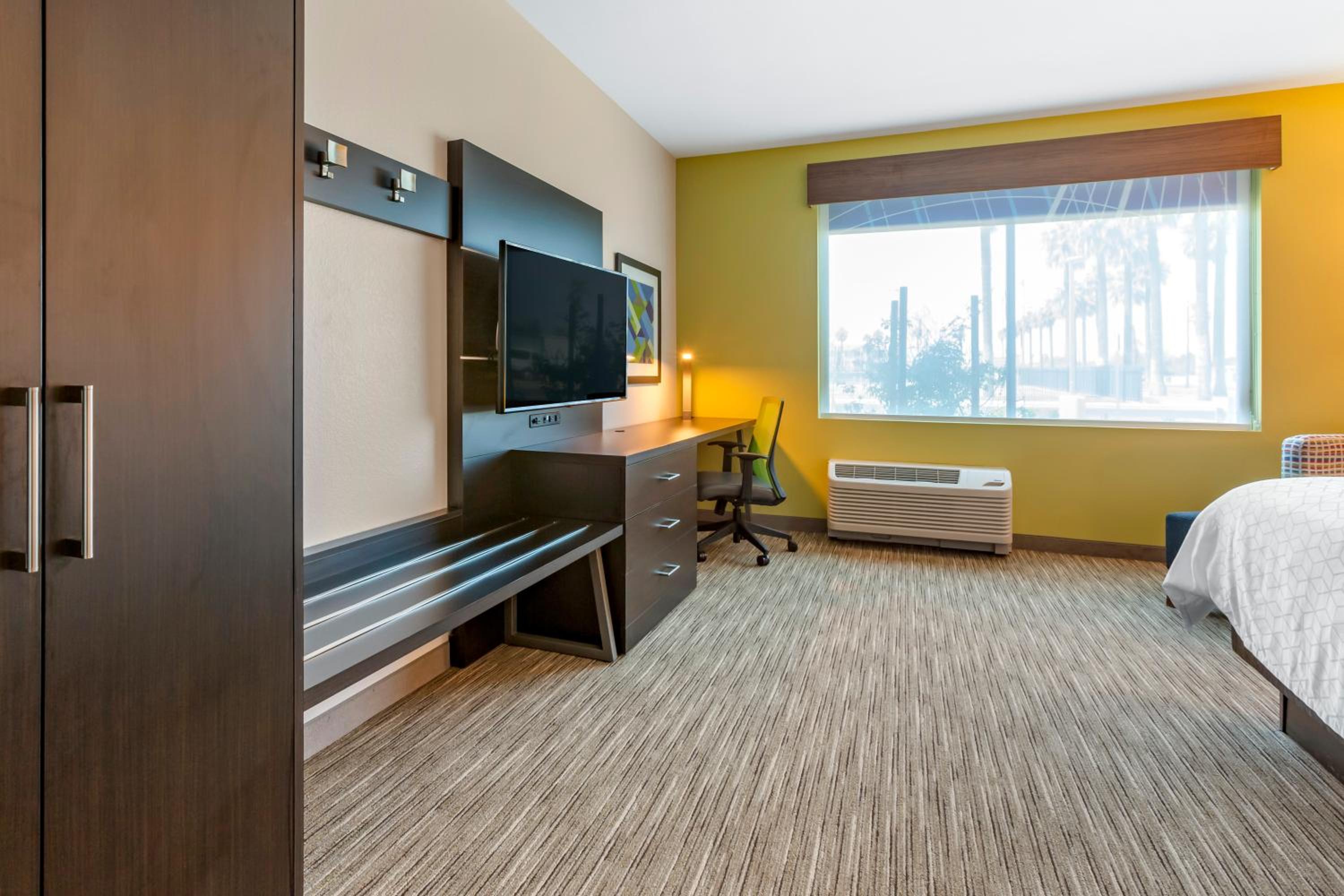 Standard King Room - Photo 7