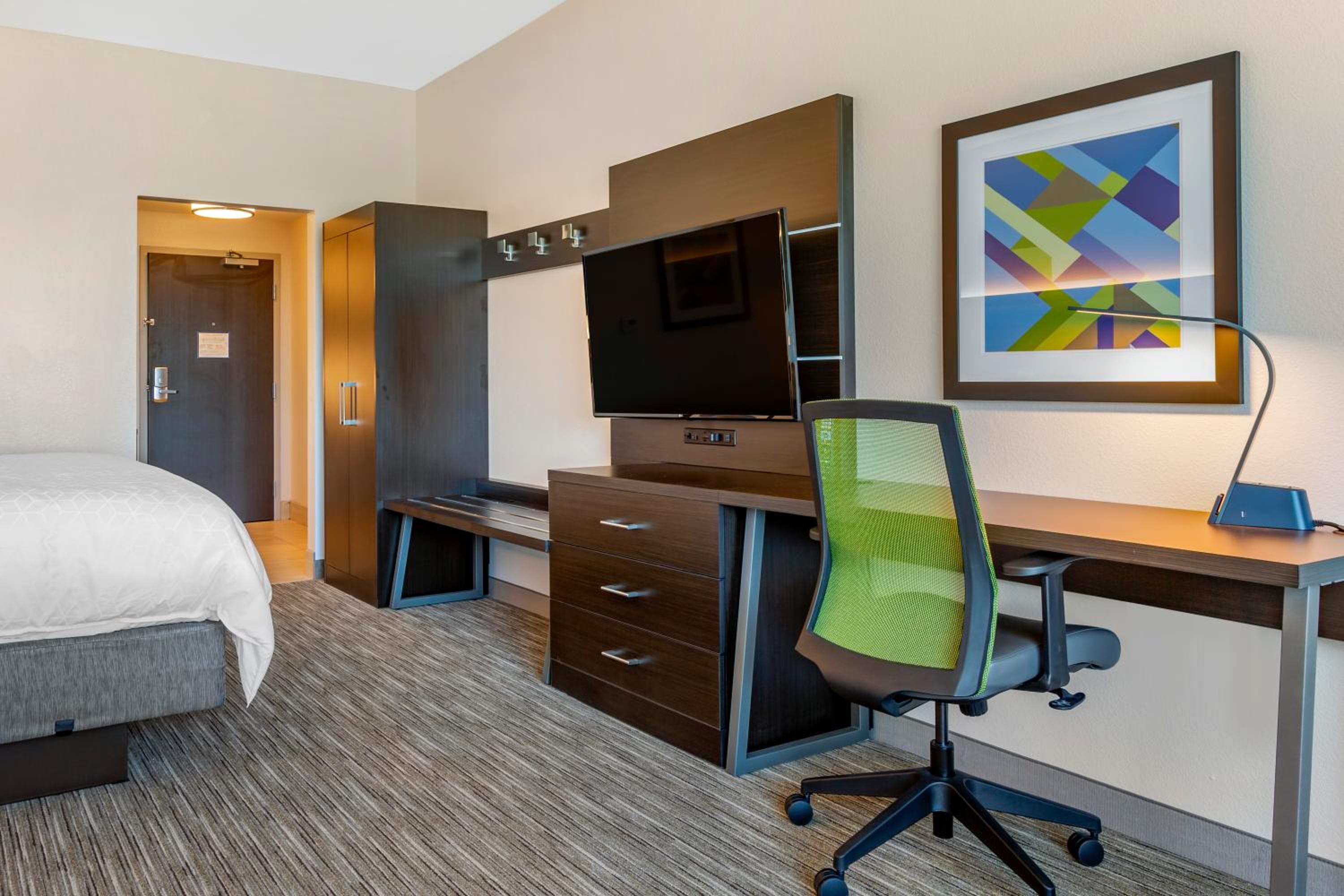 King Suite with Sofa Bed - Non-Smoking - Photo 5