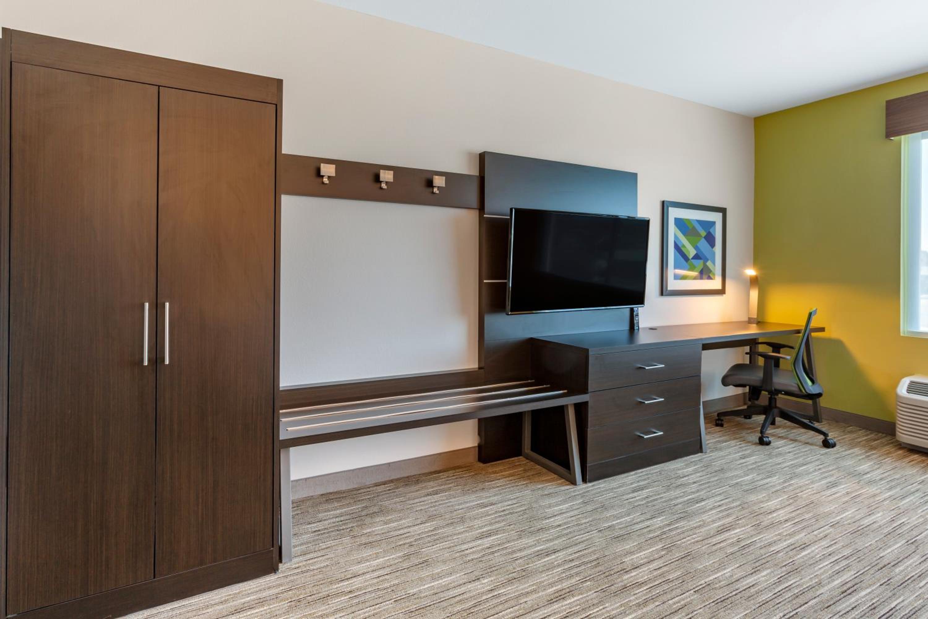 Standard Queen Room with Two Queen Beds - Photo 1