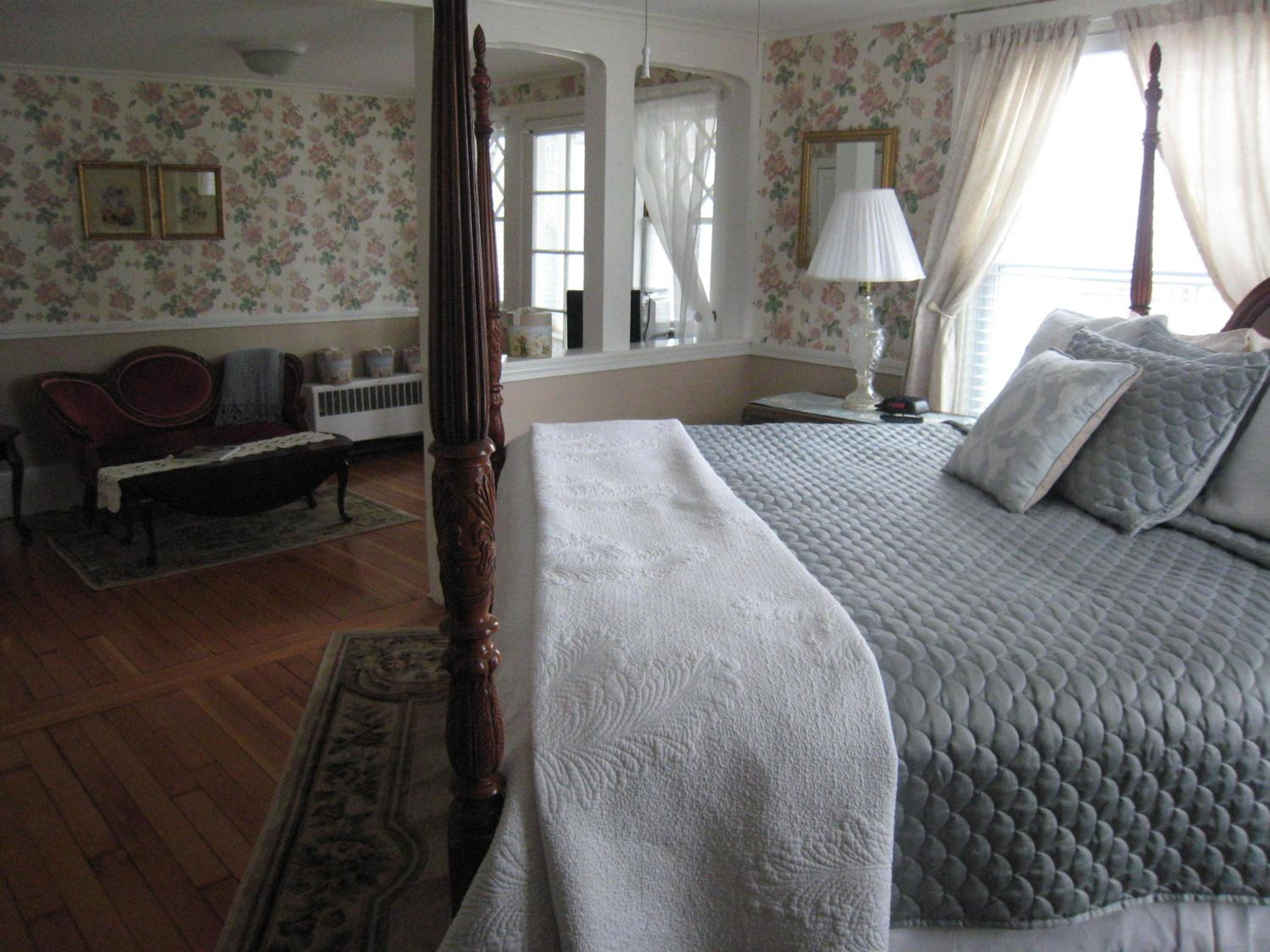 King Suite with Private Bathroom photo 1