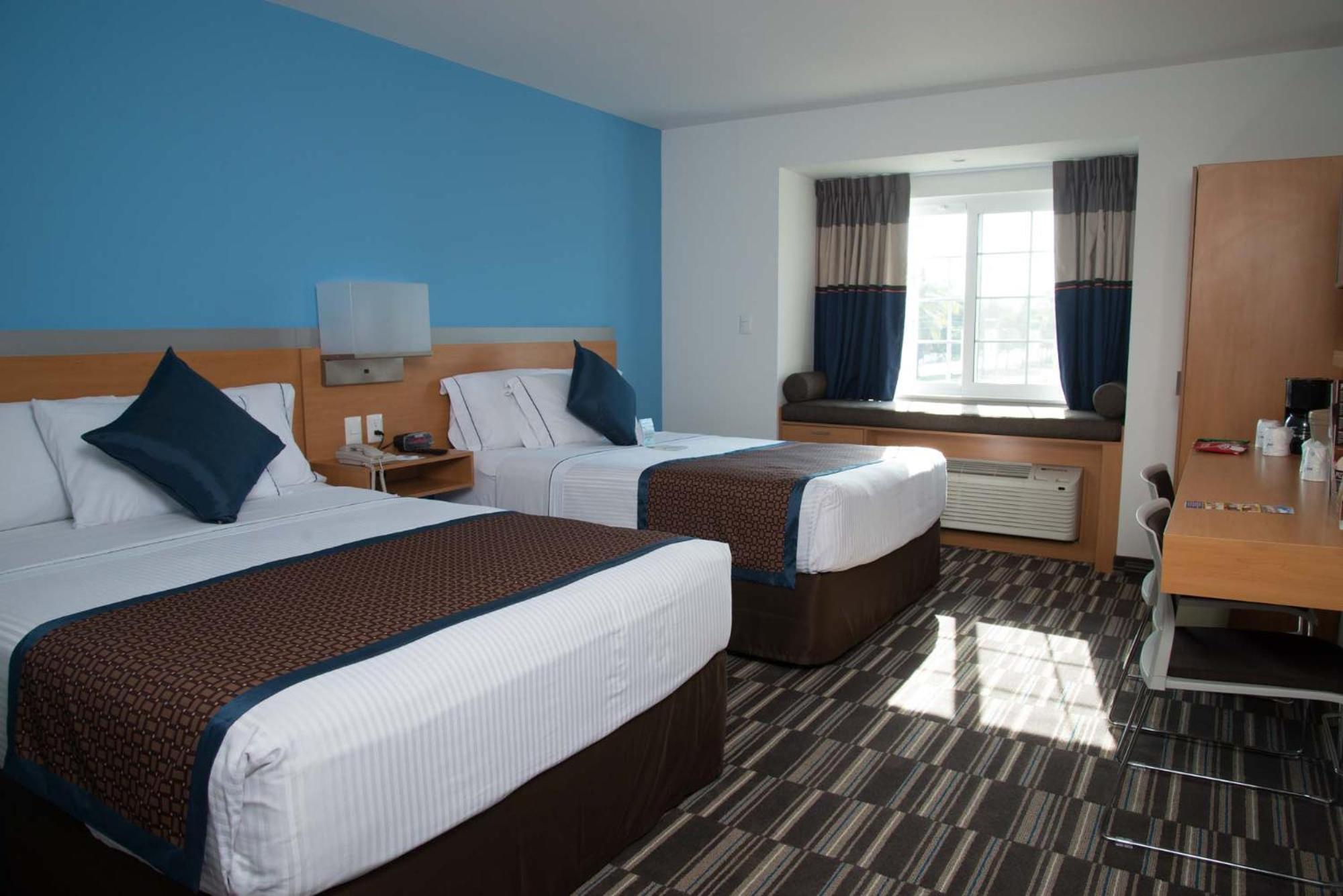 Queen Room with Two Queen Beds - Non-Smoking - Photo 3