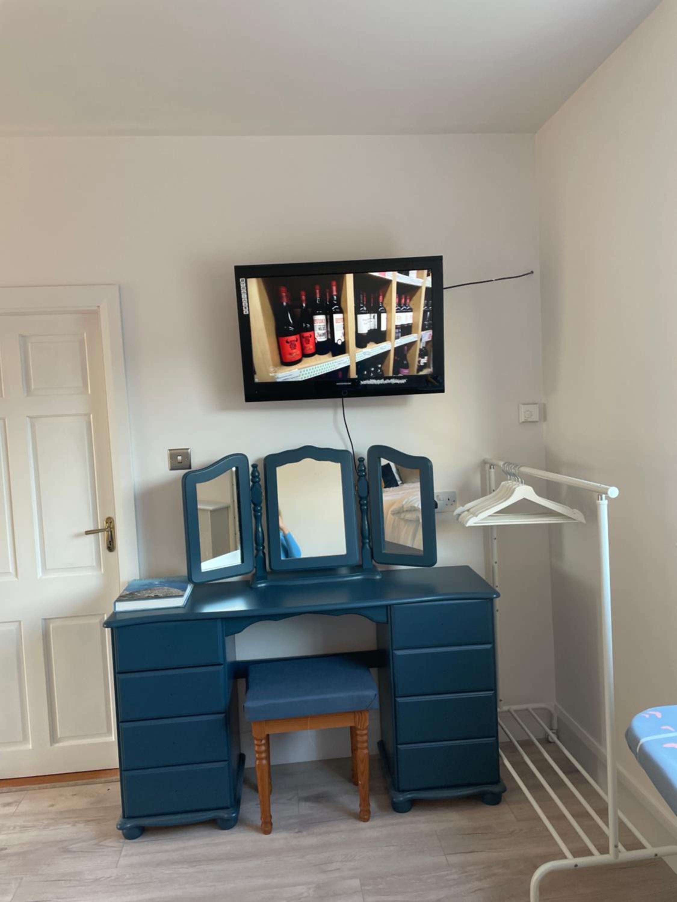 One-Bedroom Apartment - Photo 3