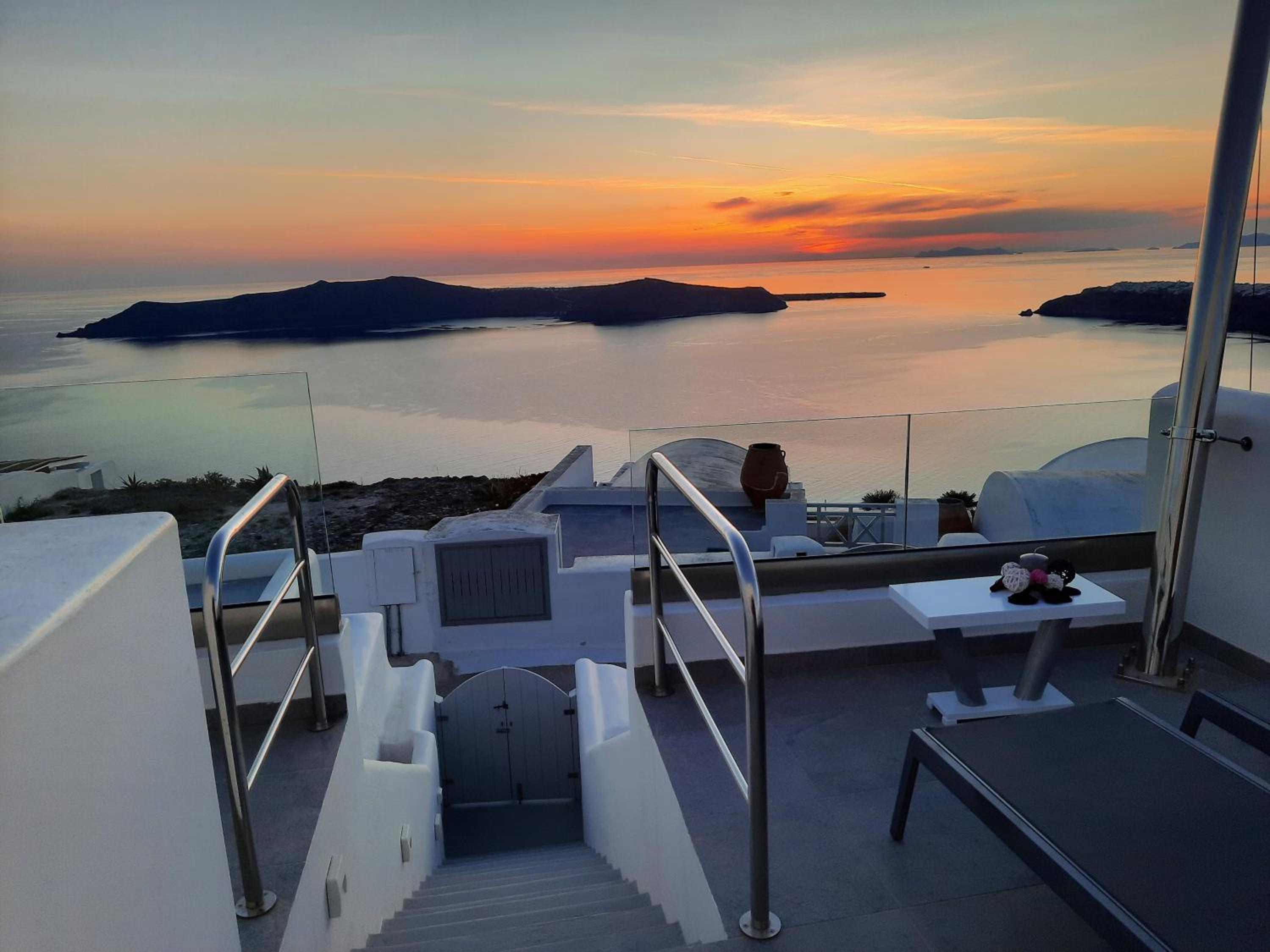 Honeymoon suite with outdoor heated jacuzzi - Photo 9
