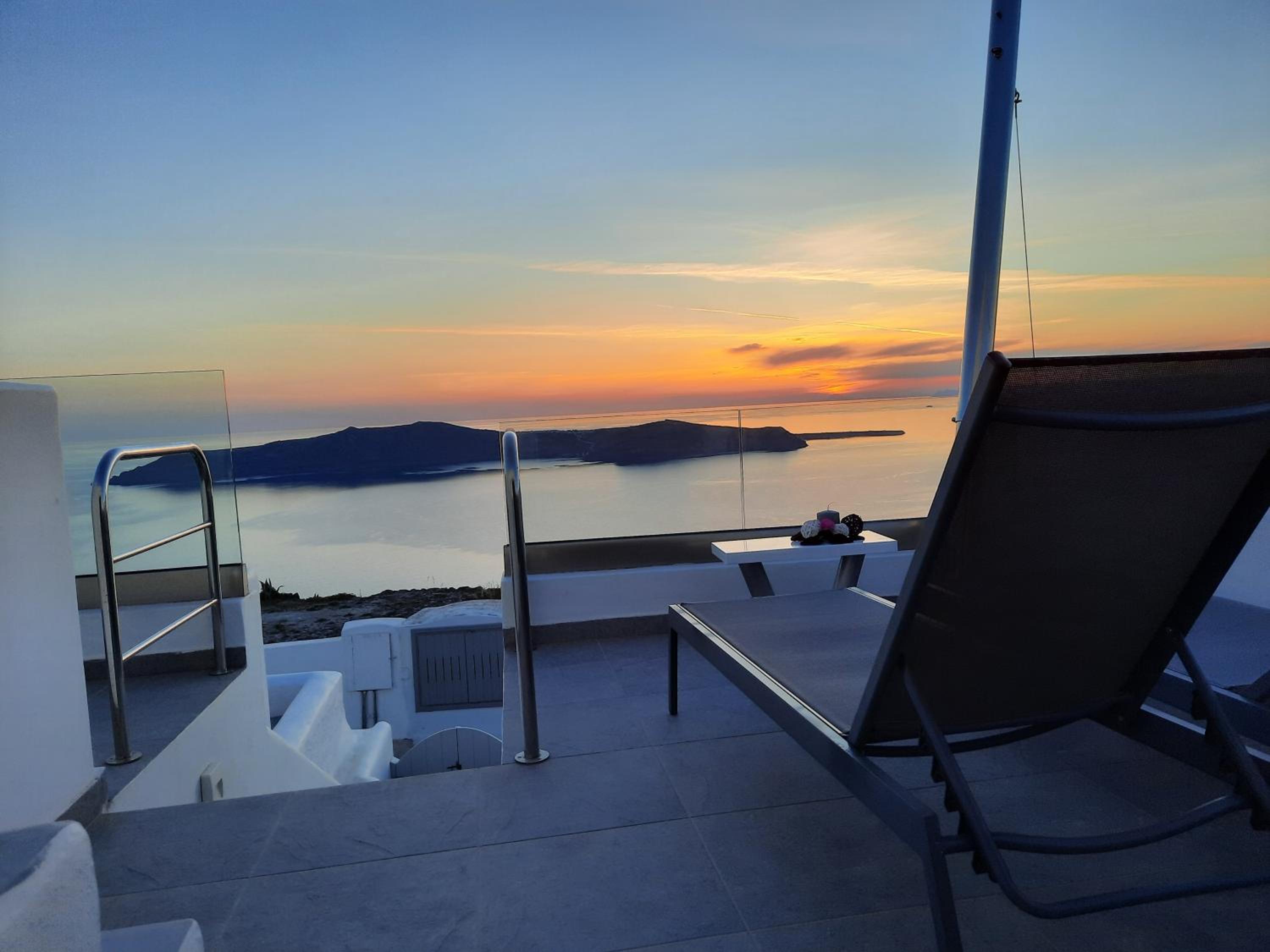 Honeymoon suite with outdoor heated jacuzzi - Photo 11