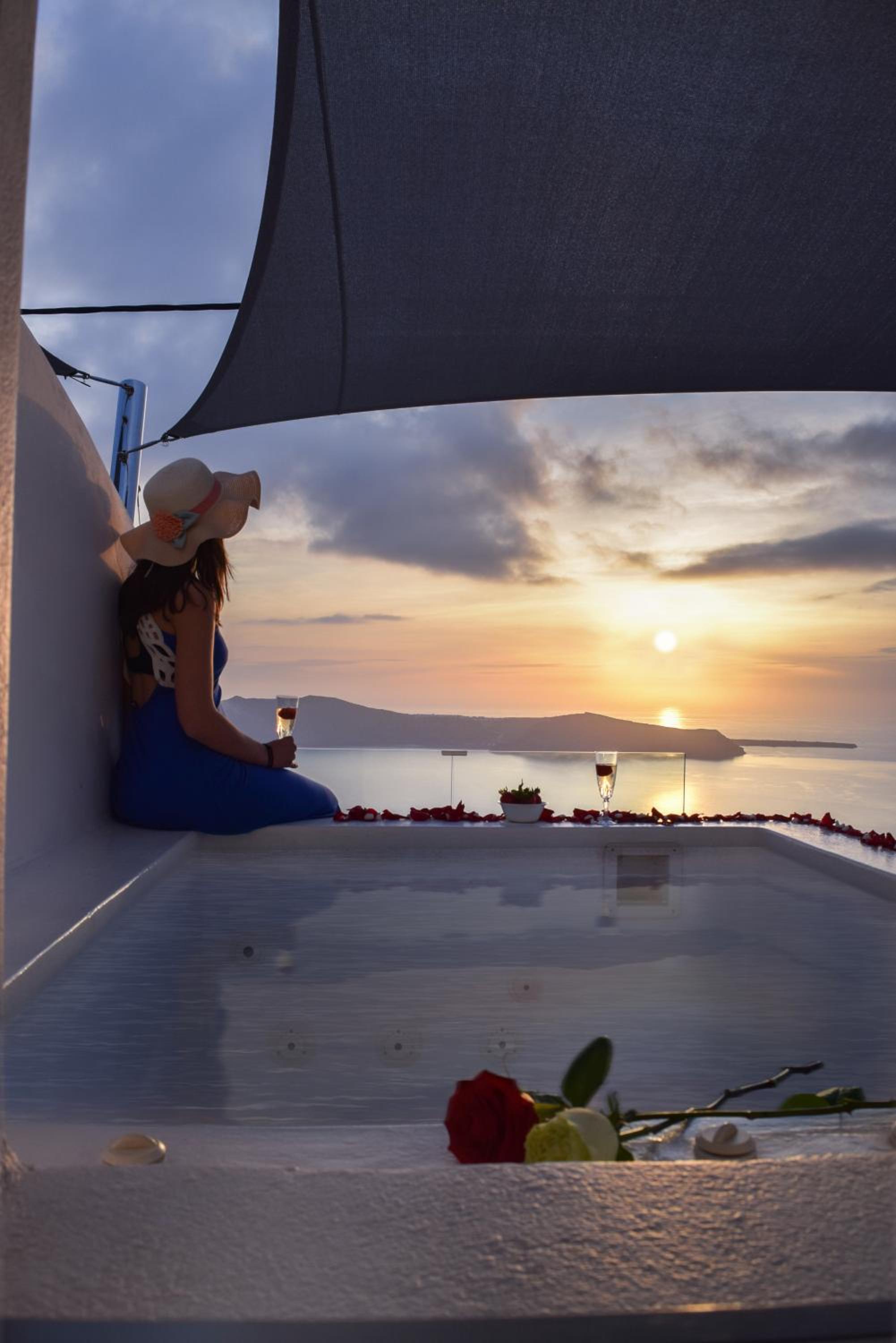 Honeymoon suite with outdoor heated jacuzzi - Photo 4
