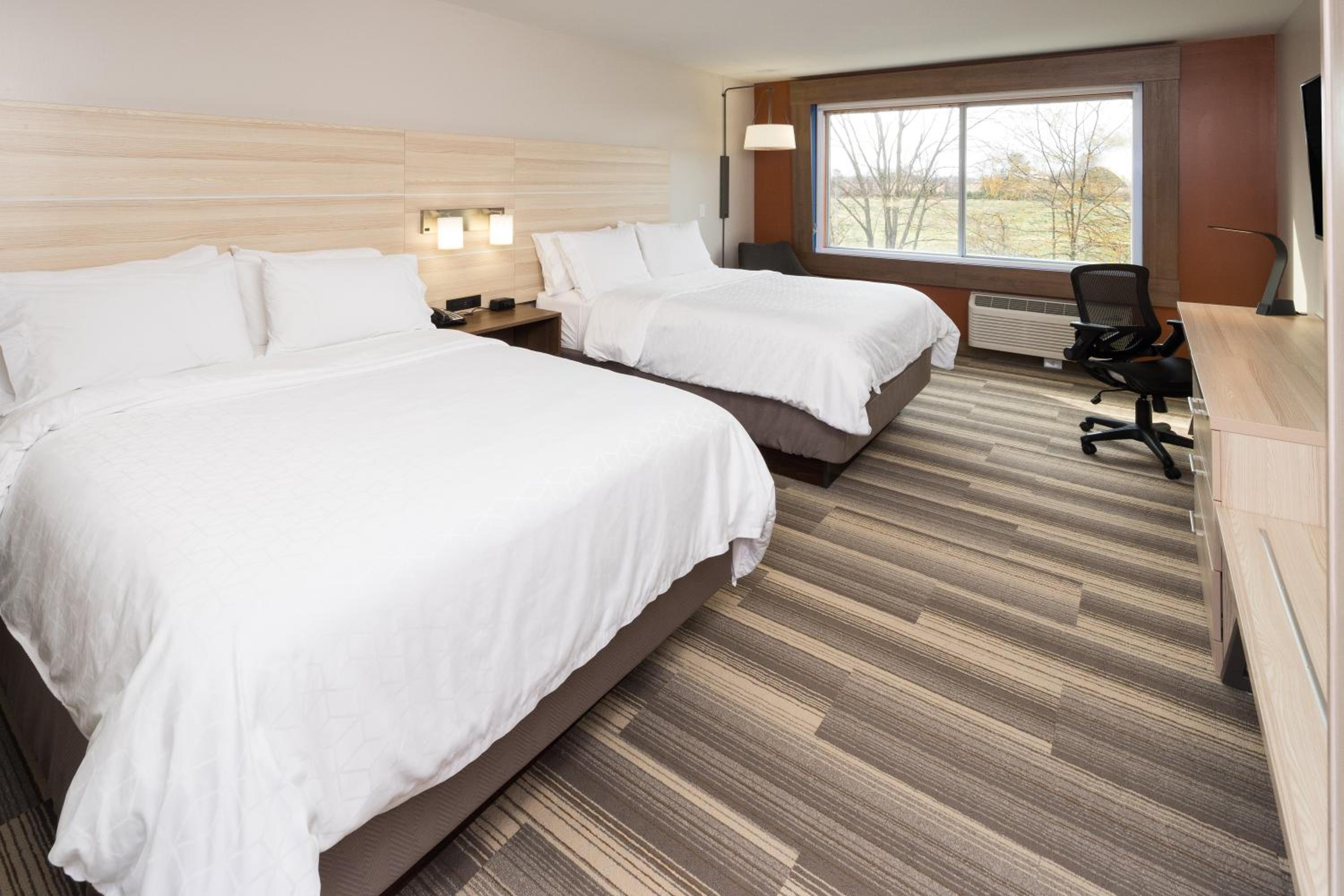 Standard Queen Room with Two Queen Beds - Photo 4