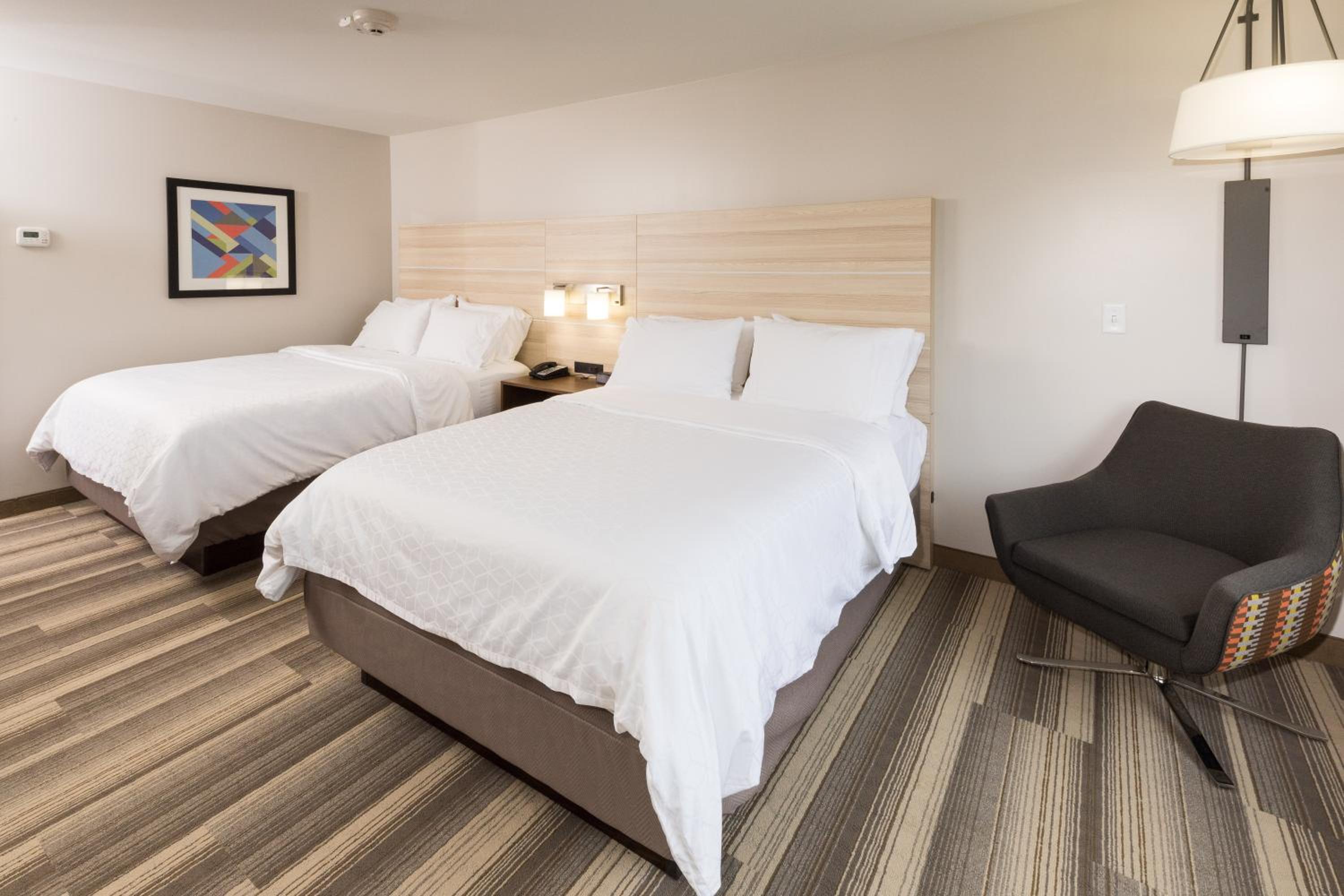 Standard Queen Room with Two Queen Beds - Photo 5