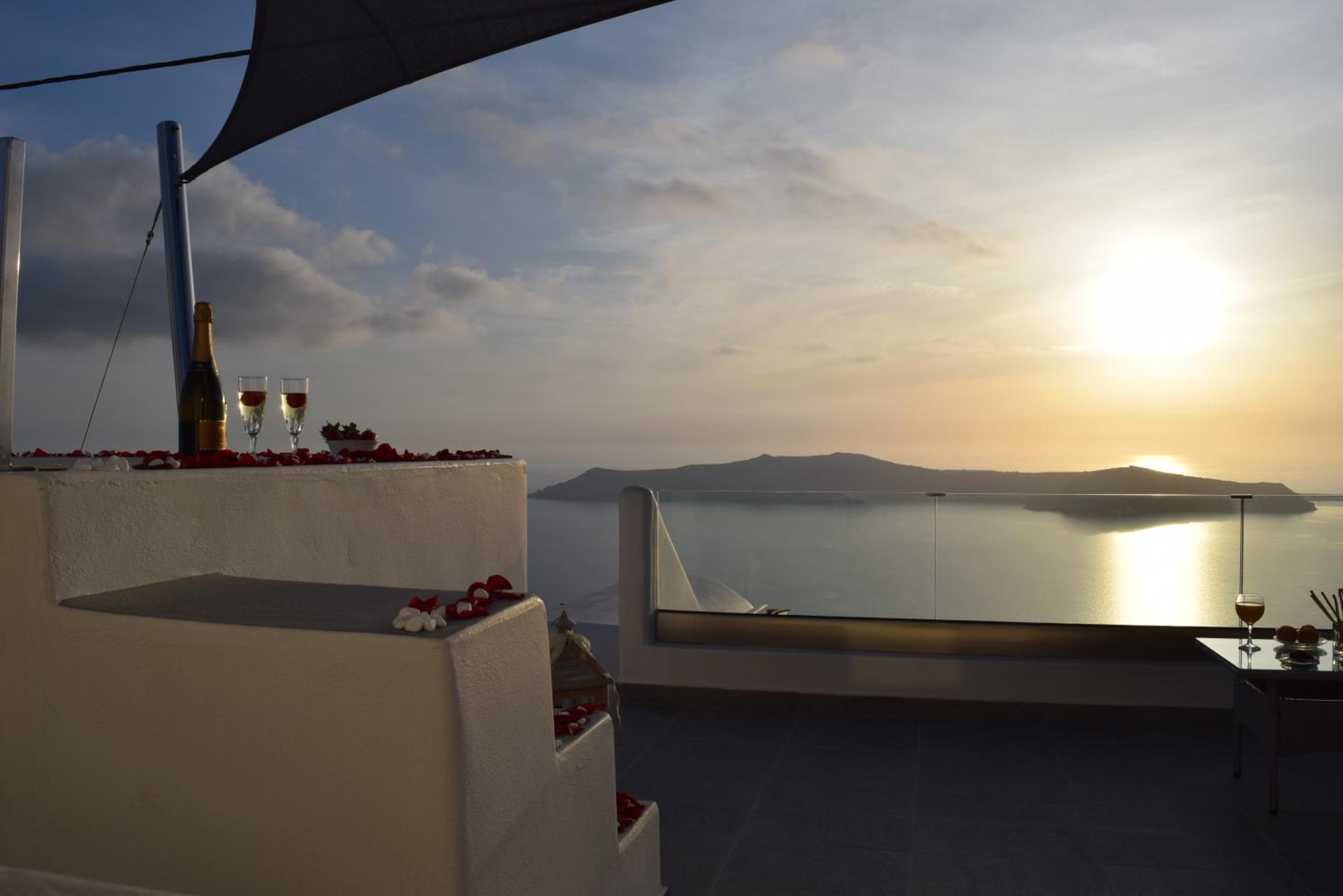 Deluxe Suite with outdoor heated Jacuzzi - Photo 32