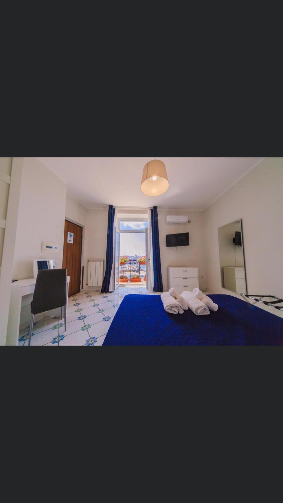 Double Room with Balcony and Sea View photo 3
