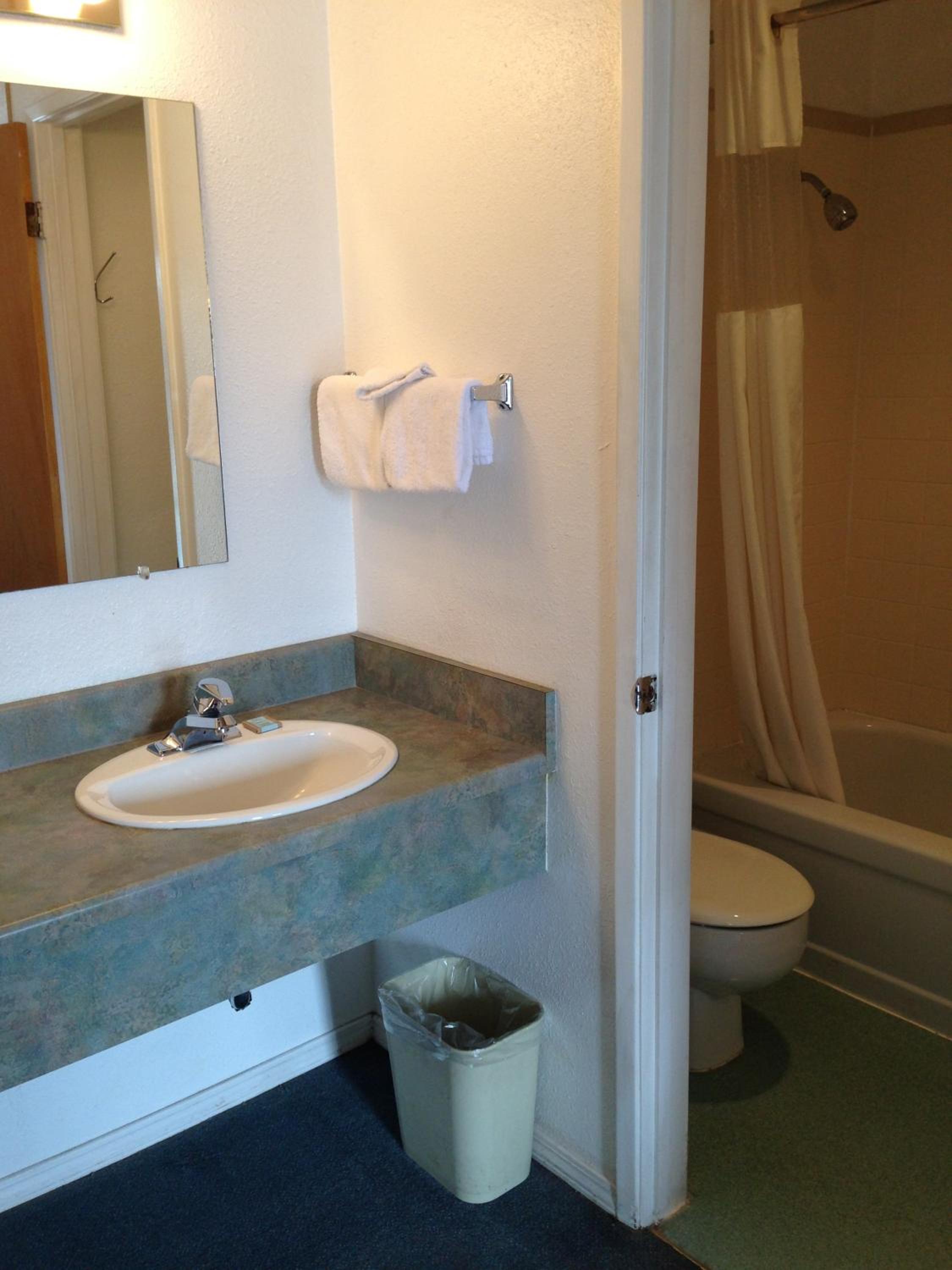 Deluxe Queen Room with Two Queen Beds - Non-Smoking photo 2