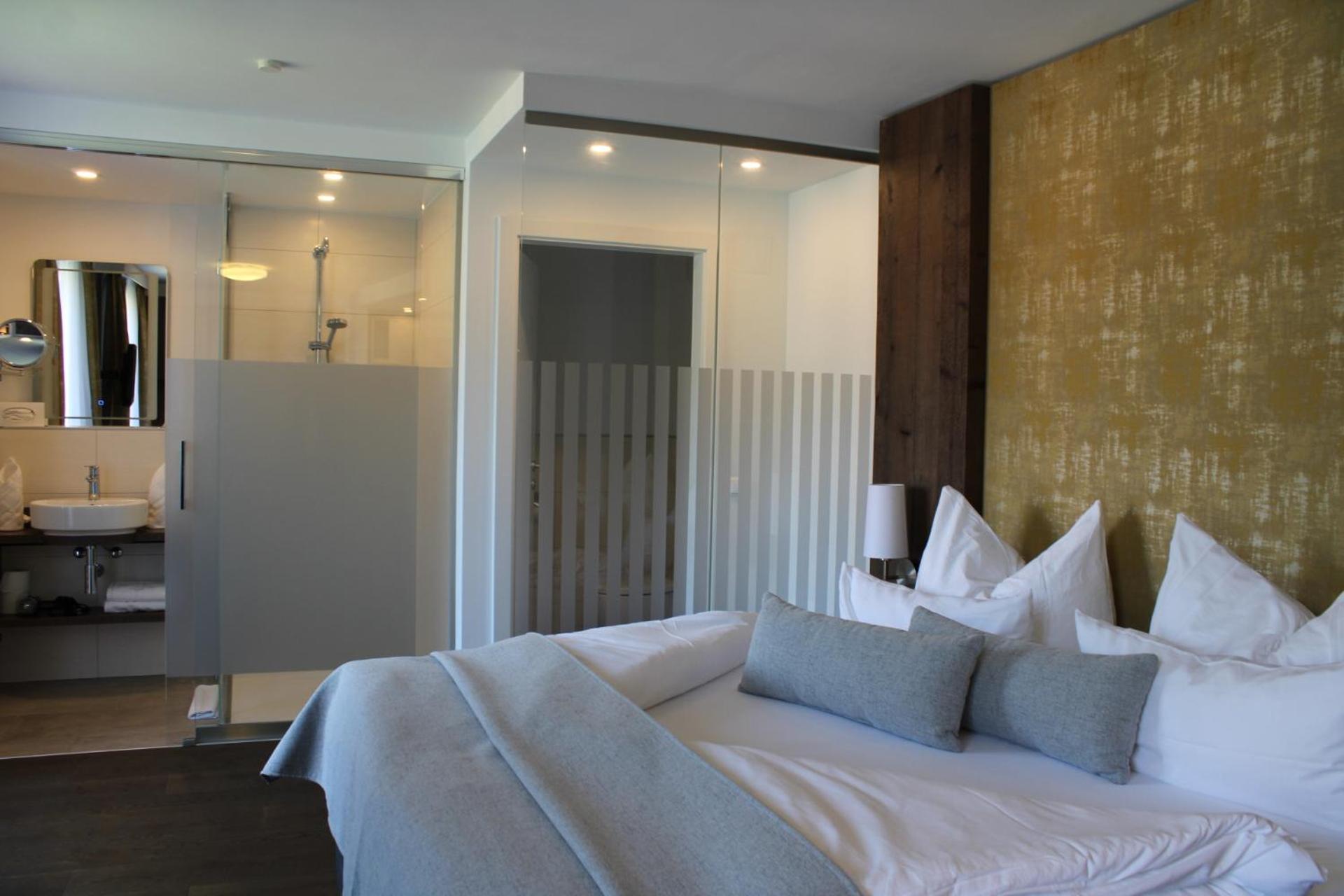 Deluxe Double Room with Shower