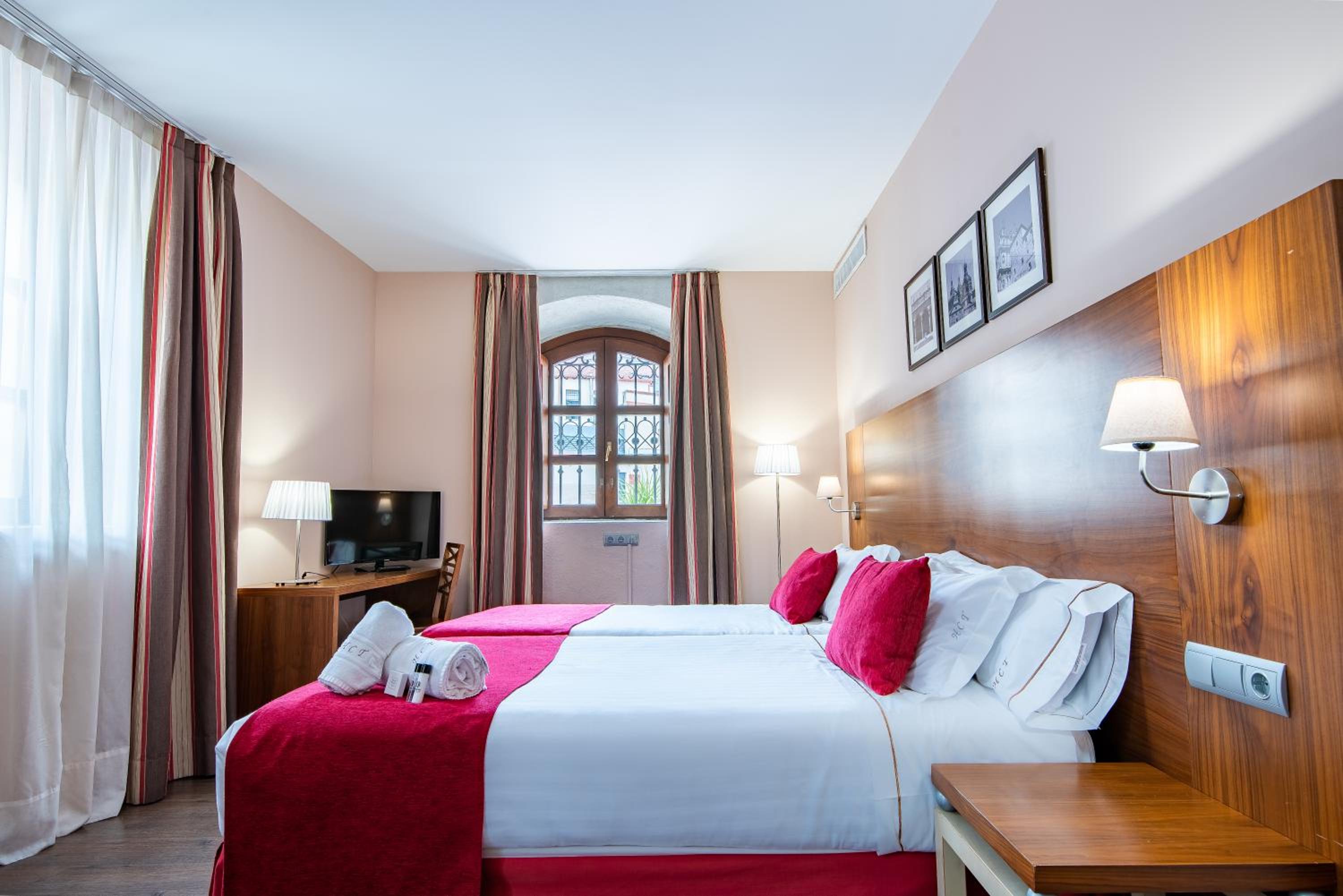 Double or Twin Room - Photo 11