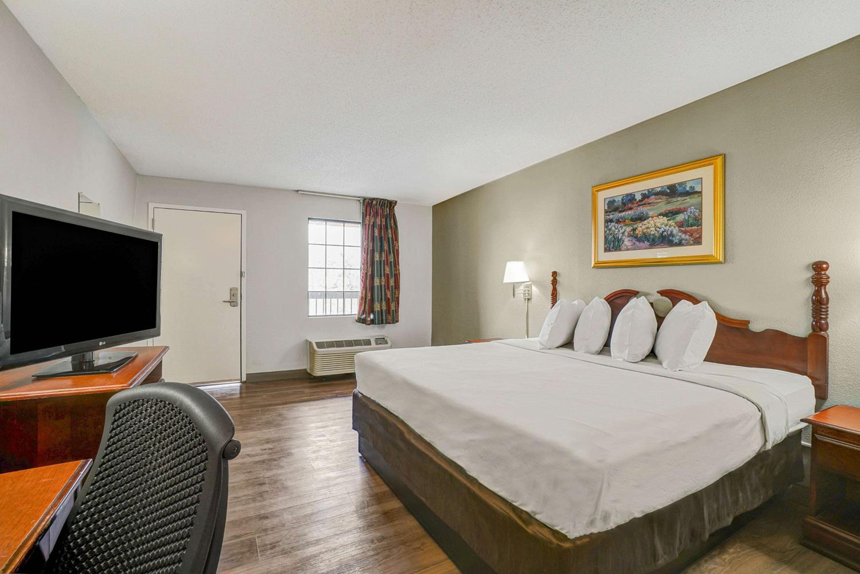 King Room - Non-Smoking - Photo 3