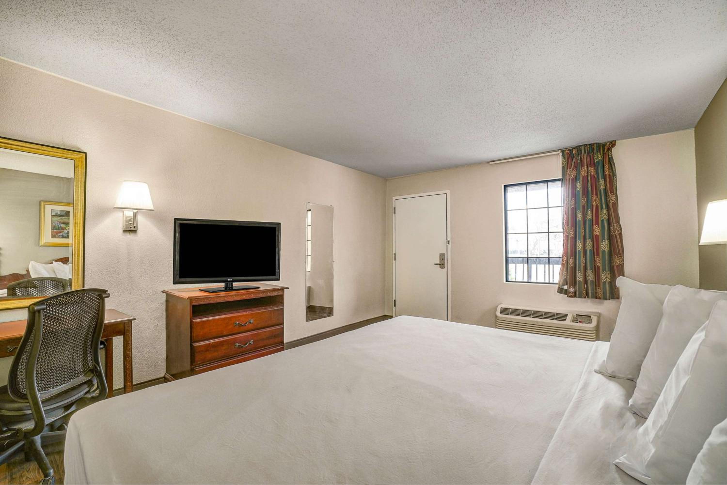 King Room - Non-Smoking - Photo 4