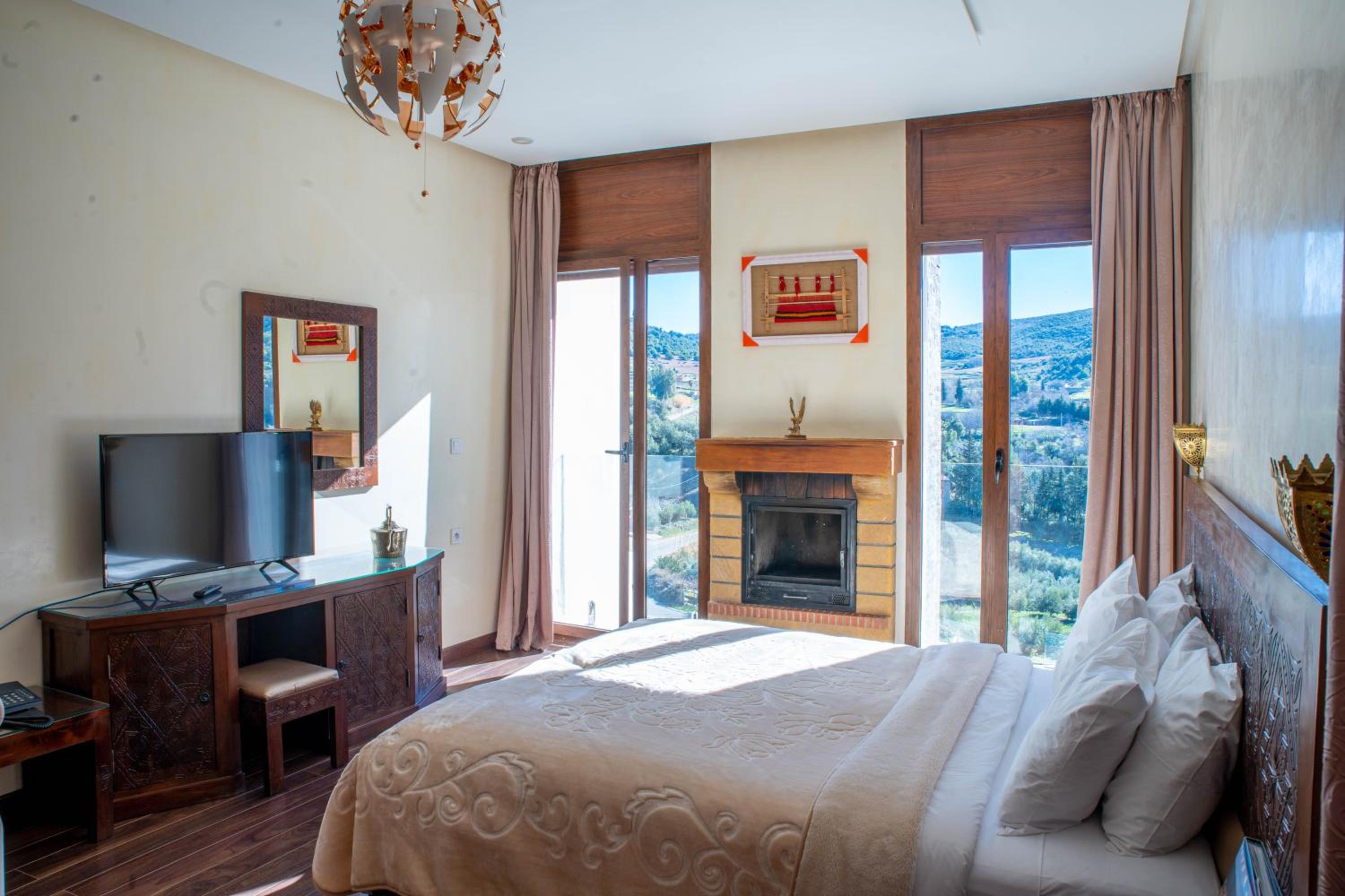 Junior Suite with Pool View - Photo 4