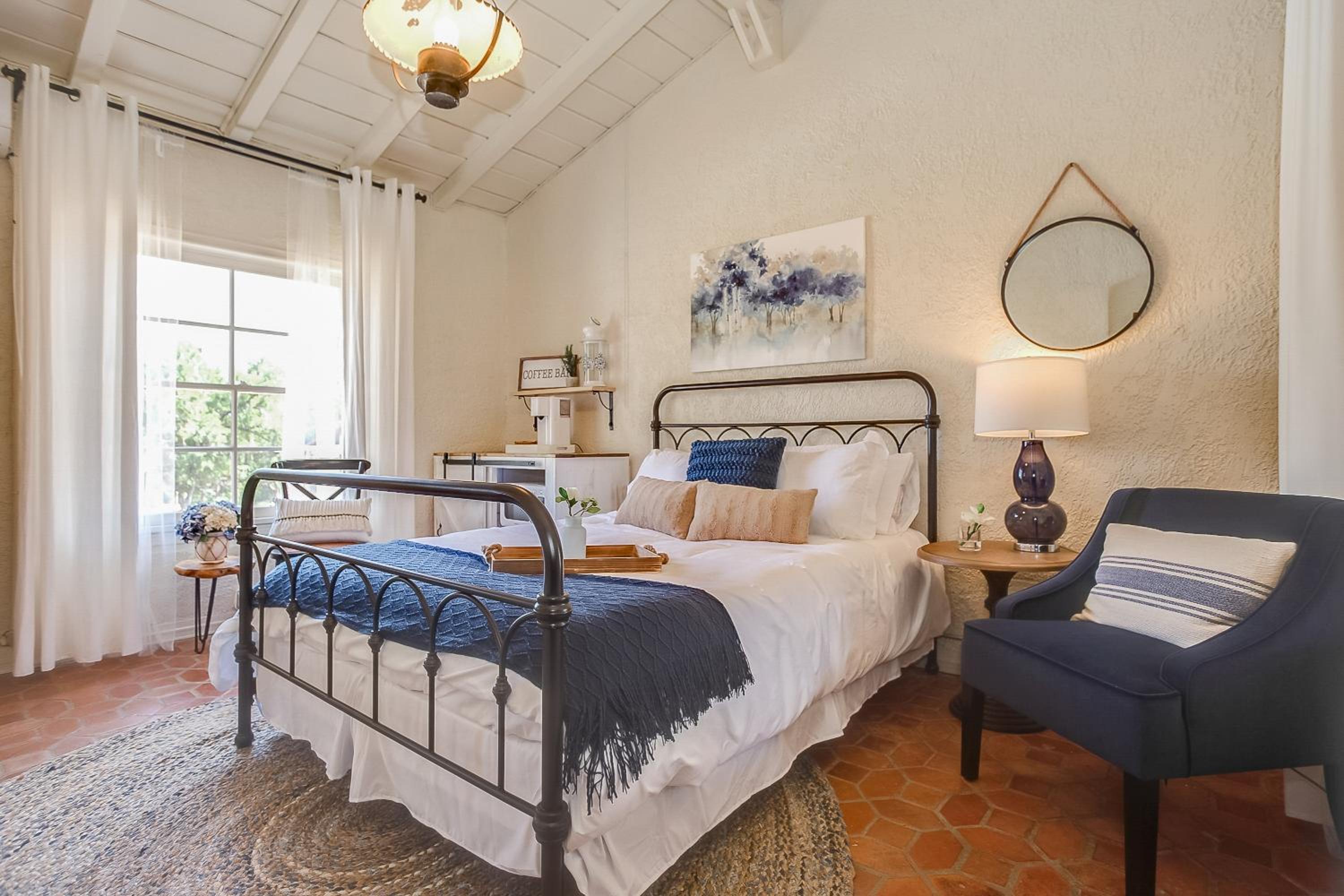 Queen Room photo 2