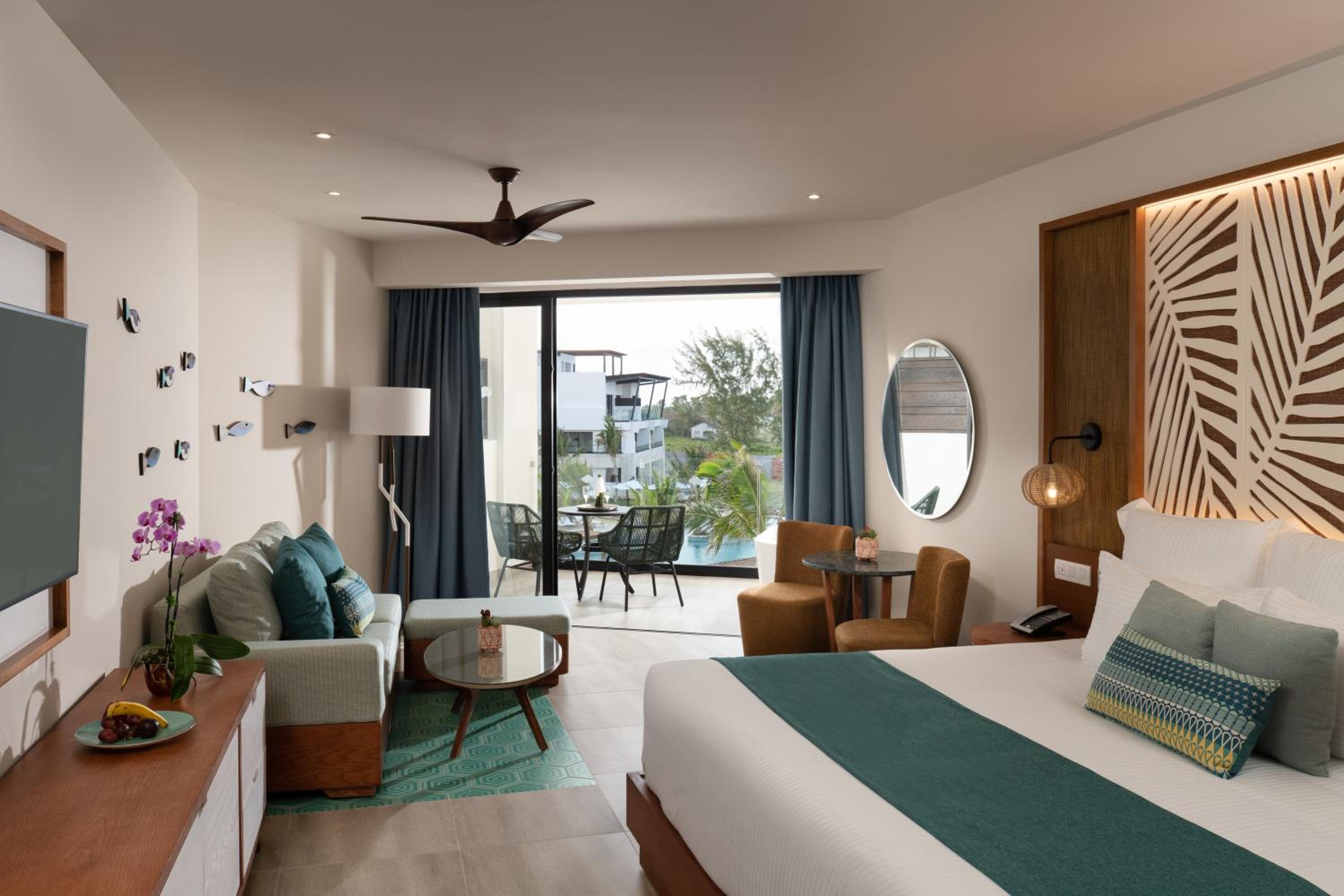 Junior Suite Pool View King - Photo 4