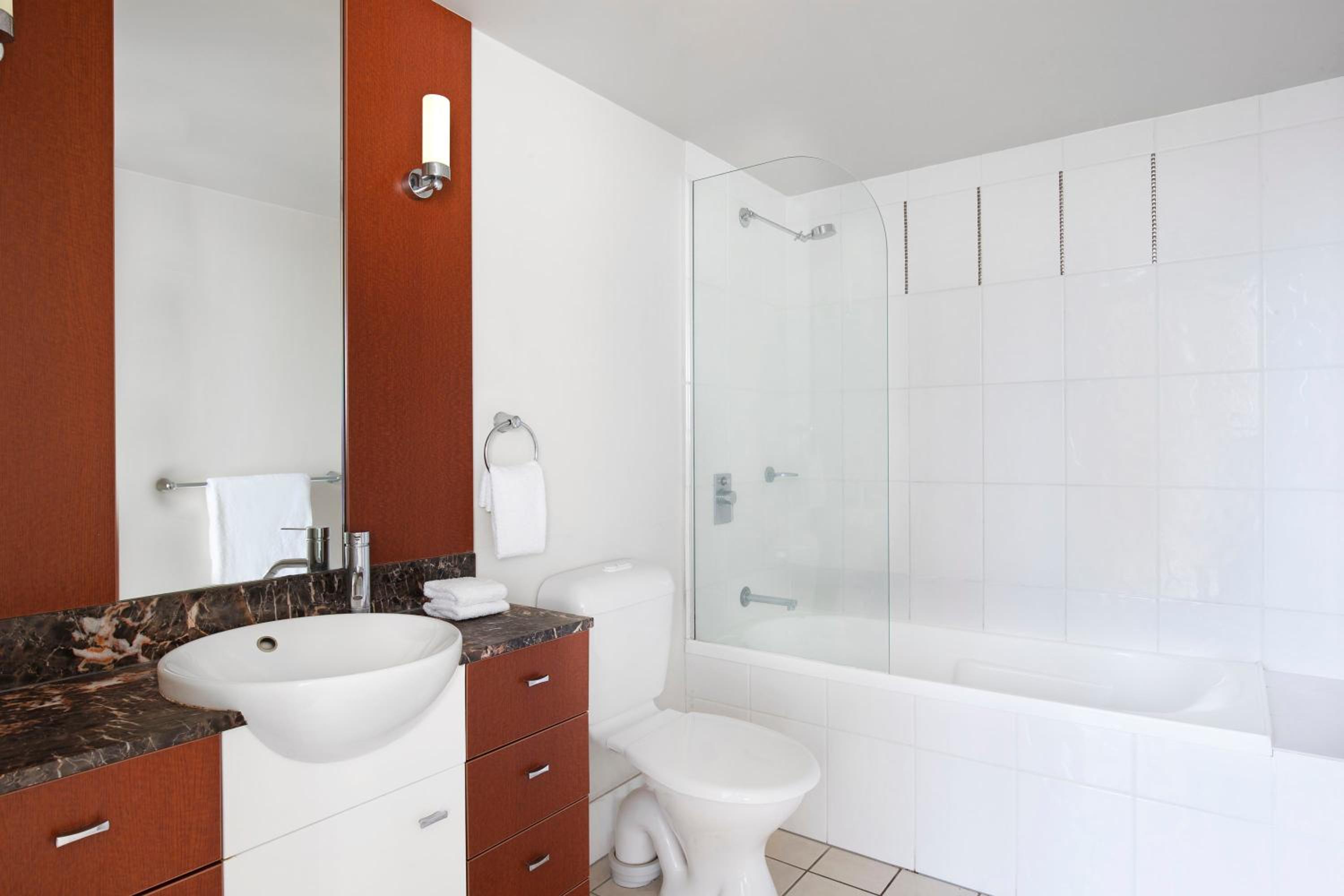 Two-Bedroom One Bathroom Apartment Ocean - Photo 2