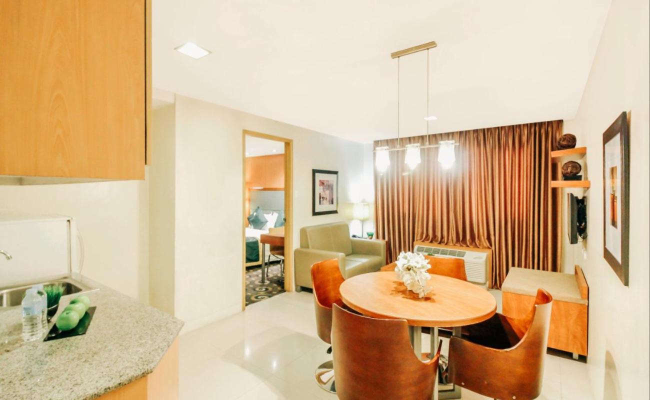 One-Bedroom Suite - Photo 3