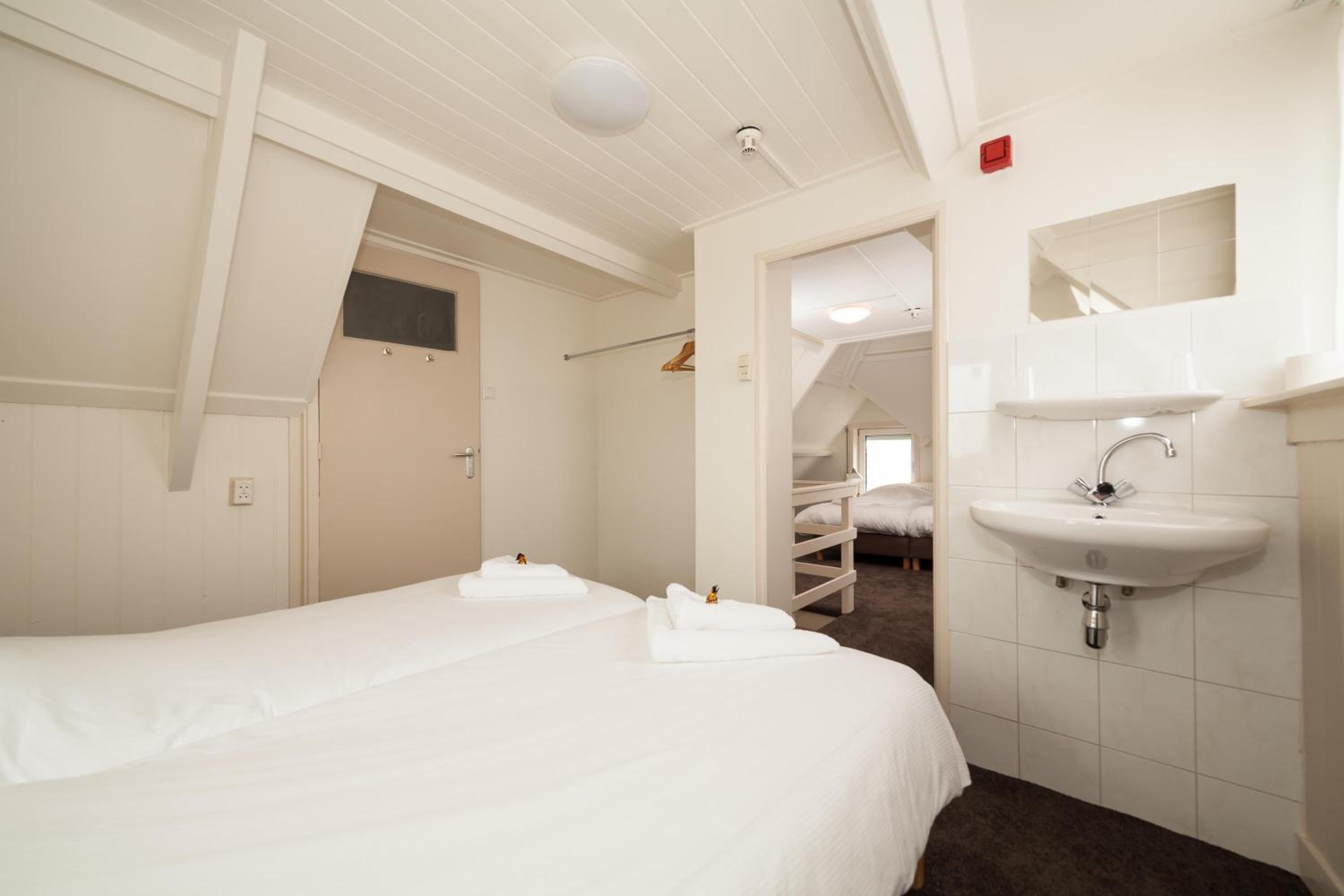 Quadruple Room - Photo 8