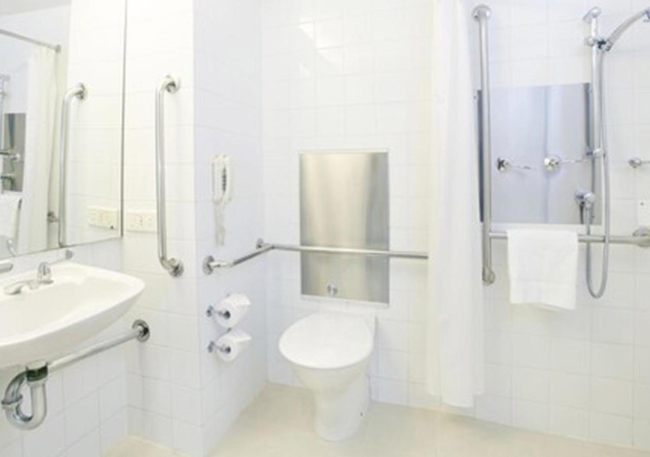 Twin Room with Two Double Beds - Mobility Accessible - Photo 9