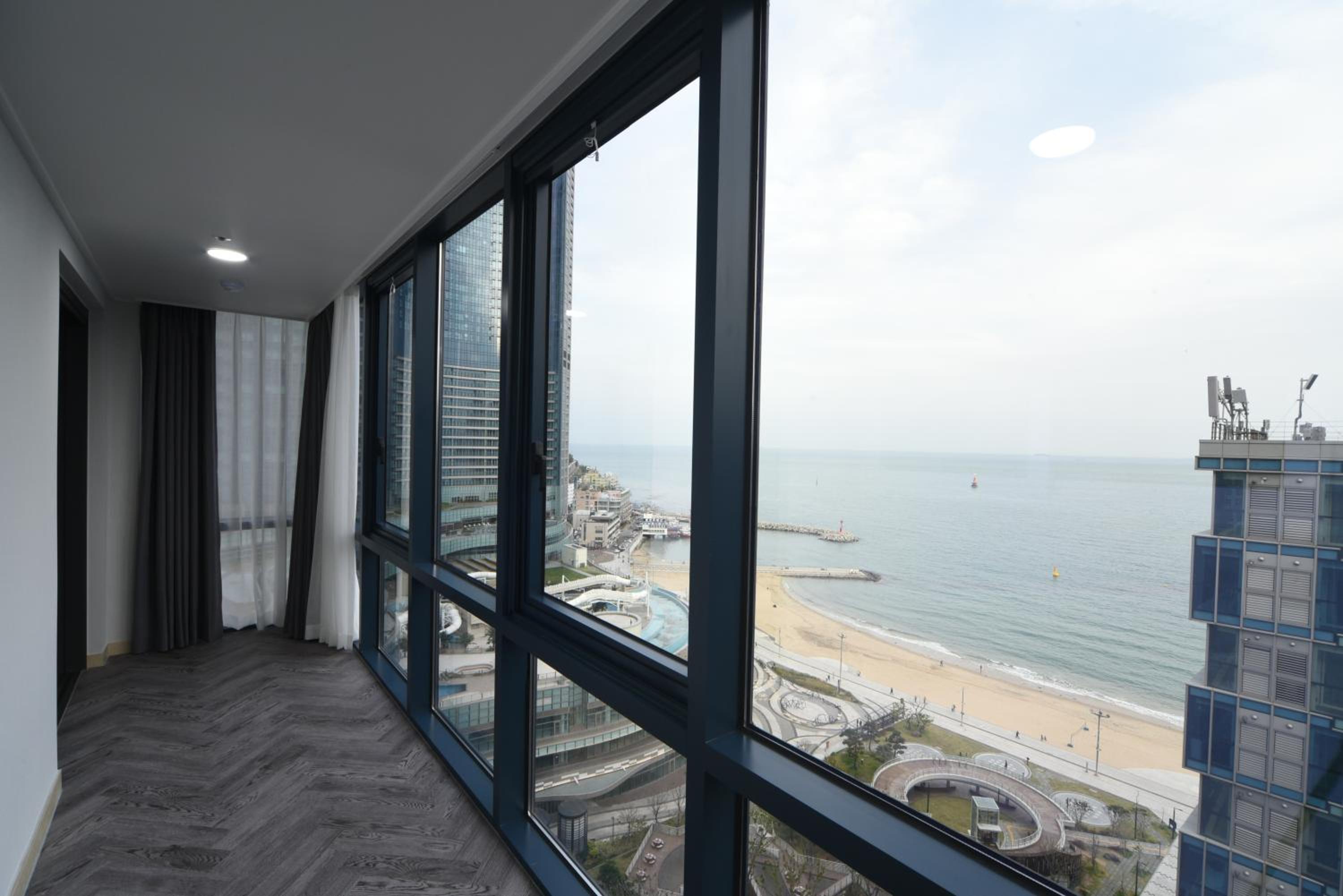 Deluxe Double Room Ocean View with Rooftop Swimming Pool Access For 2 - Photo 5