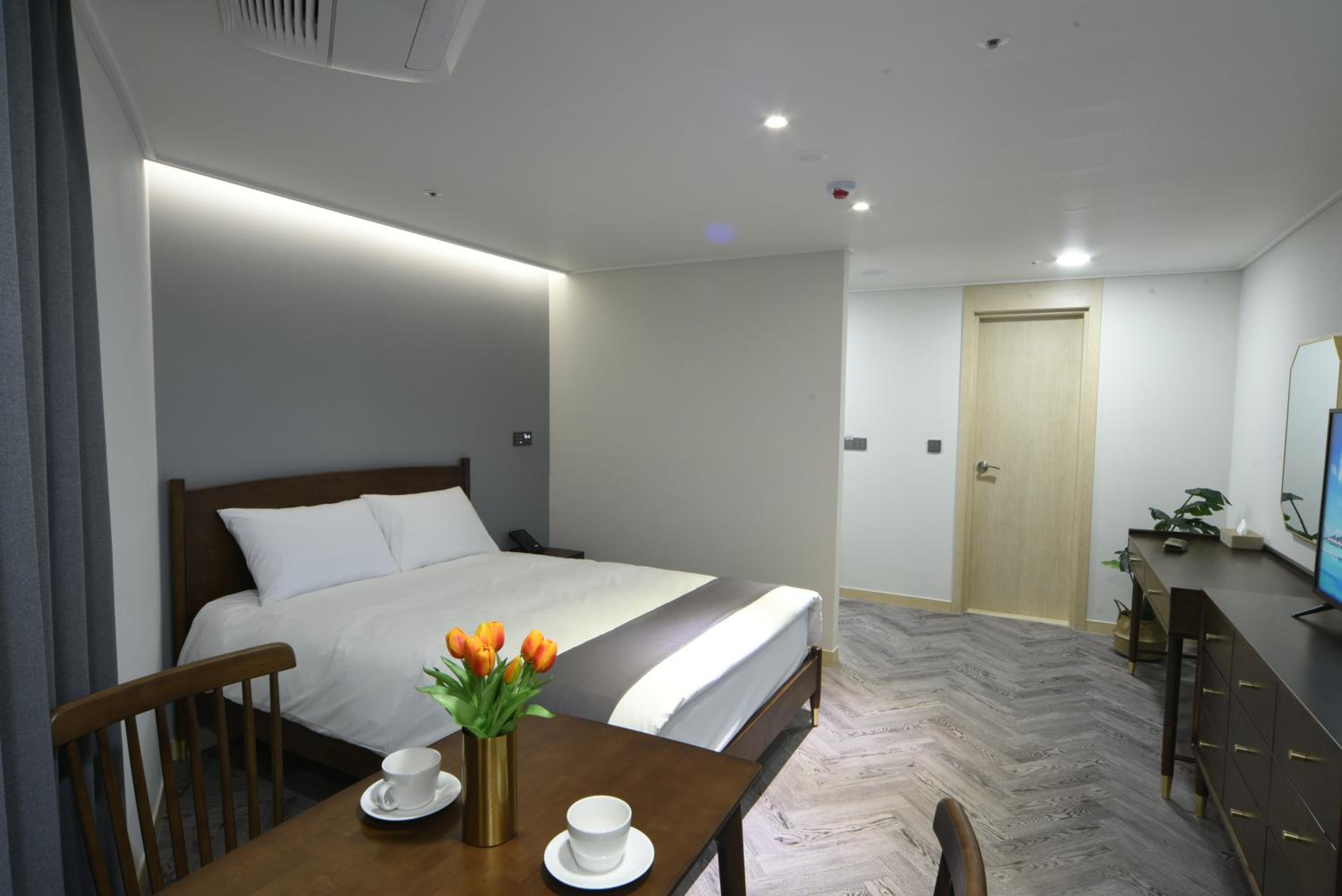 Standard Double Room City View with Rooftop Swimming Pool Access For 2 - Photo 2