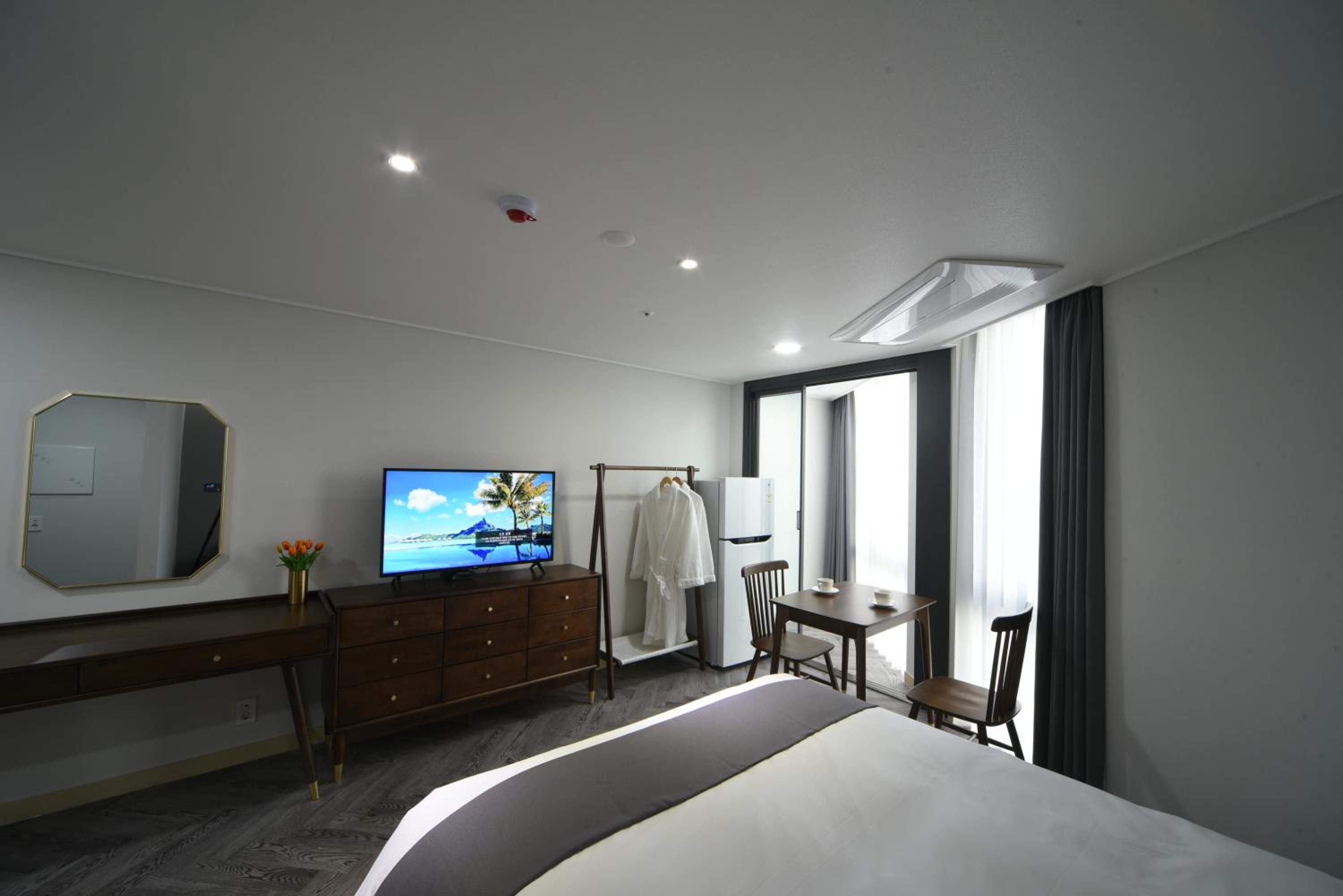Standard Double Room City View with Rooftop Swimming Pool Access For 2 - Photo 3