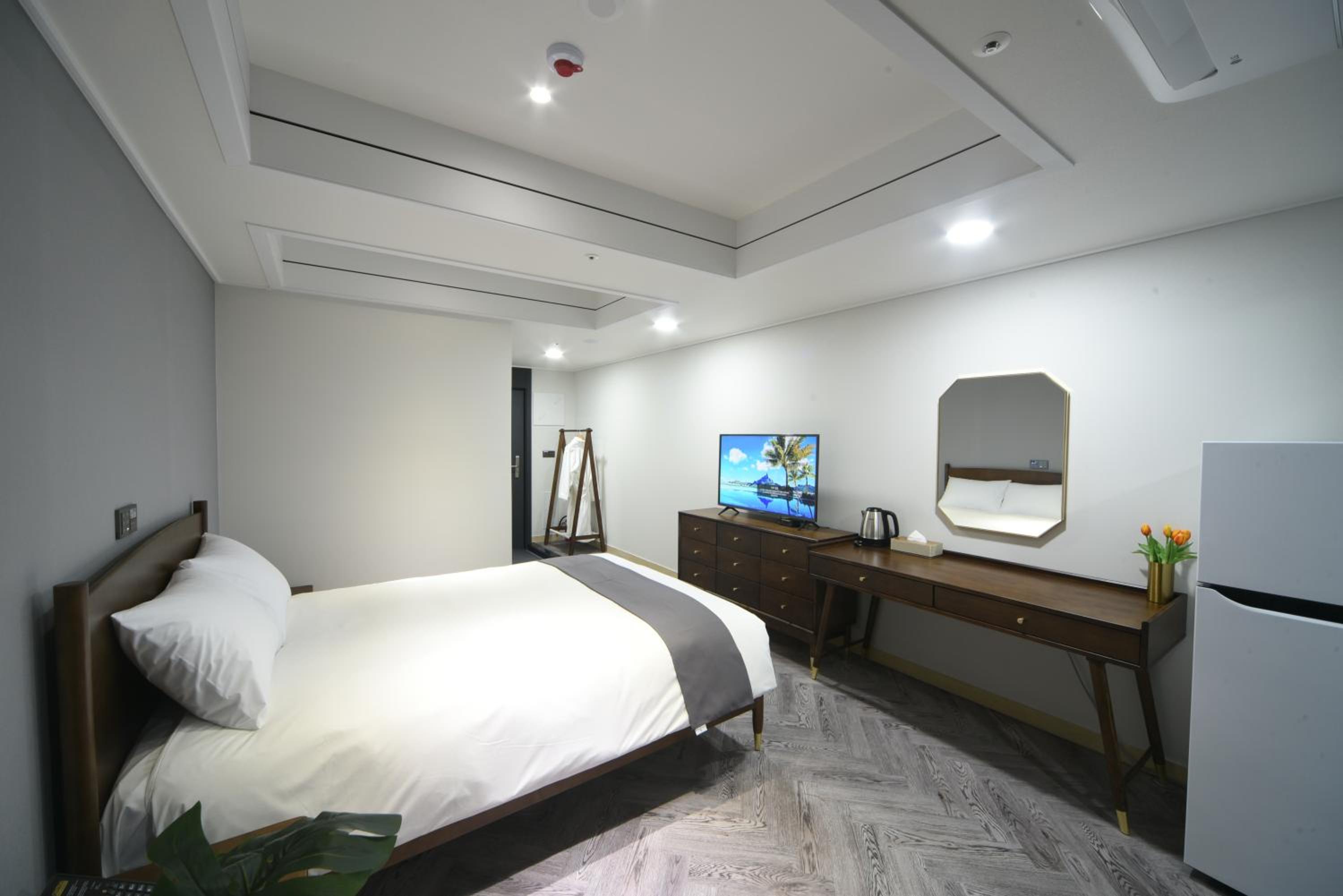 Superior Double Room Half Ocean View with Rooftop Swimming Pool Access For 2 - Photo 3