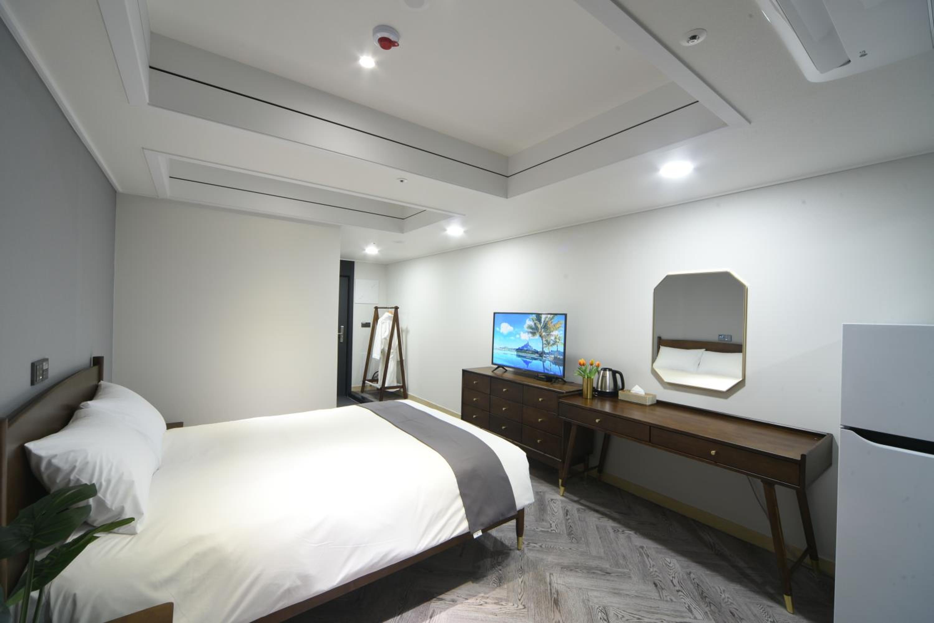 Superior Double Room Half Ocean View with Rooftop Swimming Pool Access For 2 - Photo 2