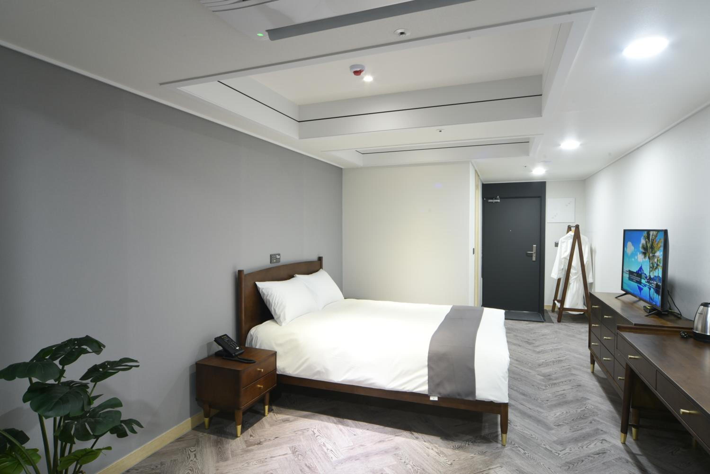 Superior Double Room Half Ocean View with Rooftop Swimming Pool Access For 2 - Photo 1